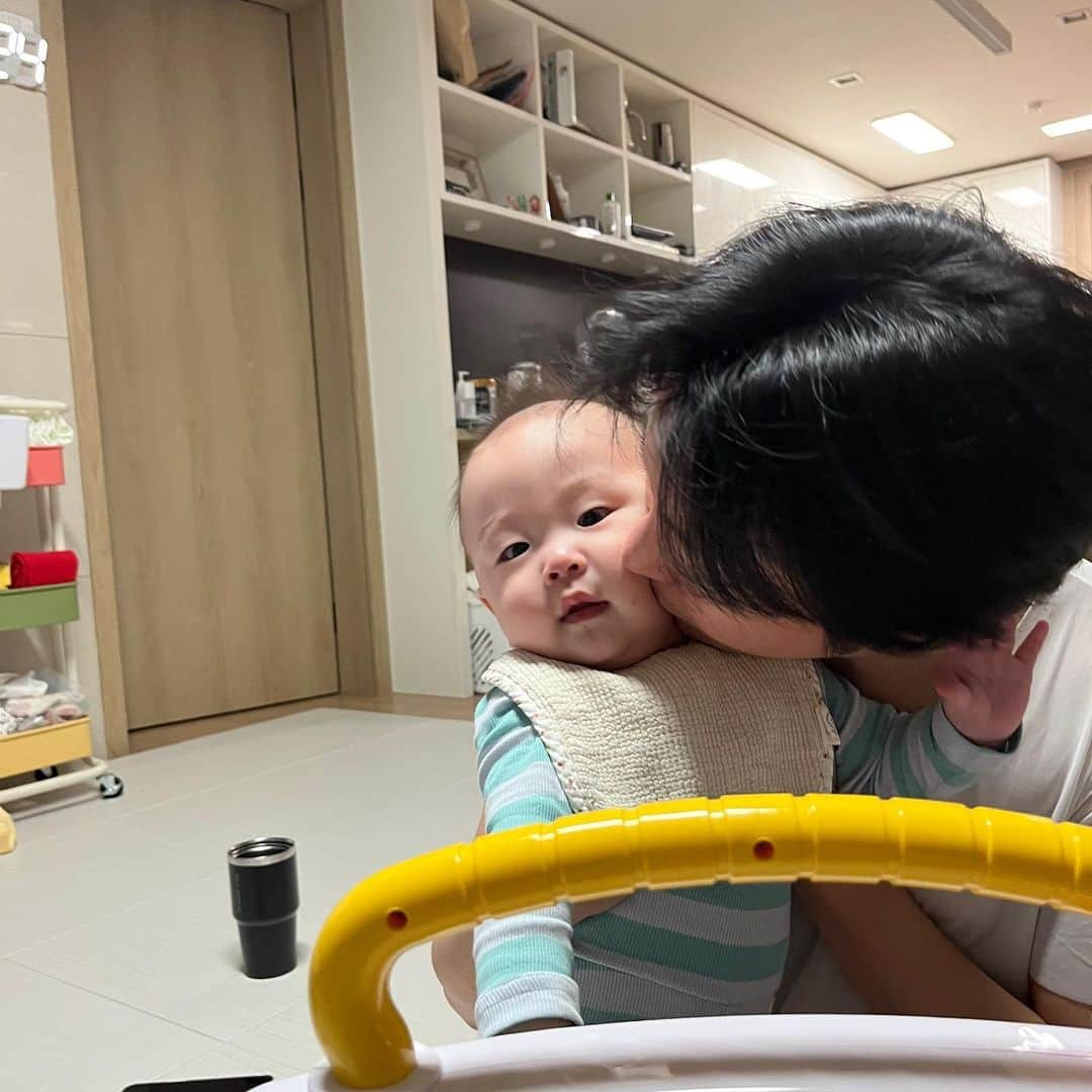 ヨンジュン さんのインスタグラム写真 - (ヨンジュン Instagram)「#230210 아빠 뽀뽀 싫어하는 아기 👶🏻💋」2月10日 22時27分 - windboy511