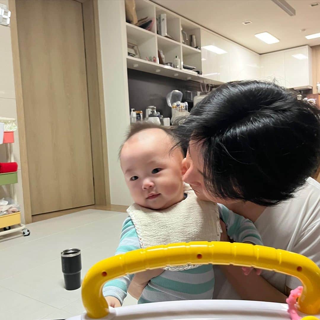 ヨンジュン のインスタグラム：「#230210 아빠 뽀뽀 싫어하는 아기 👶🏻💋」