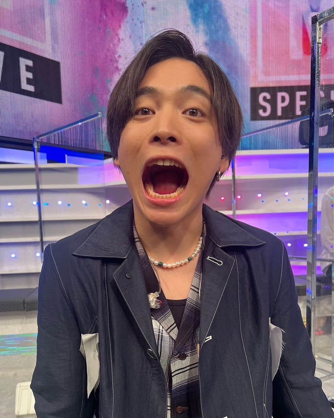 優里さんのインスタグラム写真 - (優里Instagram)「Mステありがとうございました。  出番前に歯に何か挟まってないかチェックしてる僕の写真を載せときます。」2月10日 22時29分 - yuuri__music__official