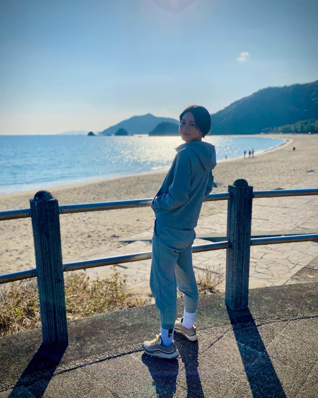 酒井瞳のインスタグラム：「イベントの週末です！  １２日(日) #延岡西日本マラソン の表彰式にお邪魔します🙇‍♀️✨  みなさんの駆け抜ける姿をこの目に焼き付けてきます！！ 楽しみ！！！応援するぞー！  現地で見れない方も生放送がありますので一緒に応援しましょう✊‼️  そして明日１１(土)は  @terrace_j.kadogawa さんと  @ohisama202067 さんとのコラボで  産後ケアのイベントです✨❤️  私はストレッチ&トレーニングを担当☺️  満員御礼で参加されたみなさんが楽しんでもらえるイベントにしますっ！  頑張ったご褒美に私の大好きな #おひさま商店 のおやつ。。。❤️  もう頑張りまくるぞぉ！！！😆  という事で宮崎( #延岡 )に行って来まーす✈️  #宮崎 #イベント #週末 #楽しみ #地元 #観光大使 #健康アンバサダー #行ってきます」