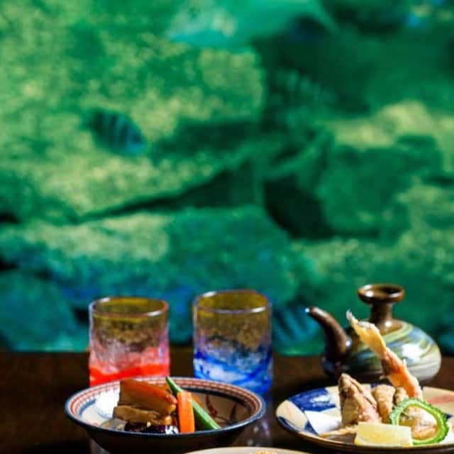 【公式】ルネッサンスリゾートオキナワのインスタグラム：「美酒を味わう海の中のダイニングバー「海風（うみかじ）」。 炭火で焼く厳選された食材と、沖縄の郷土料理や競りから届く活海鮮、沖縄全島から選りすぐった泡盛を、光・影・蒼の空間でご堪能ください。  #ルネッサンスリゾートオキナワ #恩納村 #沖縄 #沖縄リゾート #renaissanceokinawaresort #okinawa #resort #renhotels #沖縄料理」