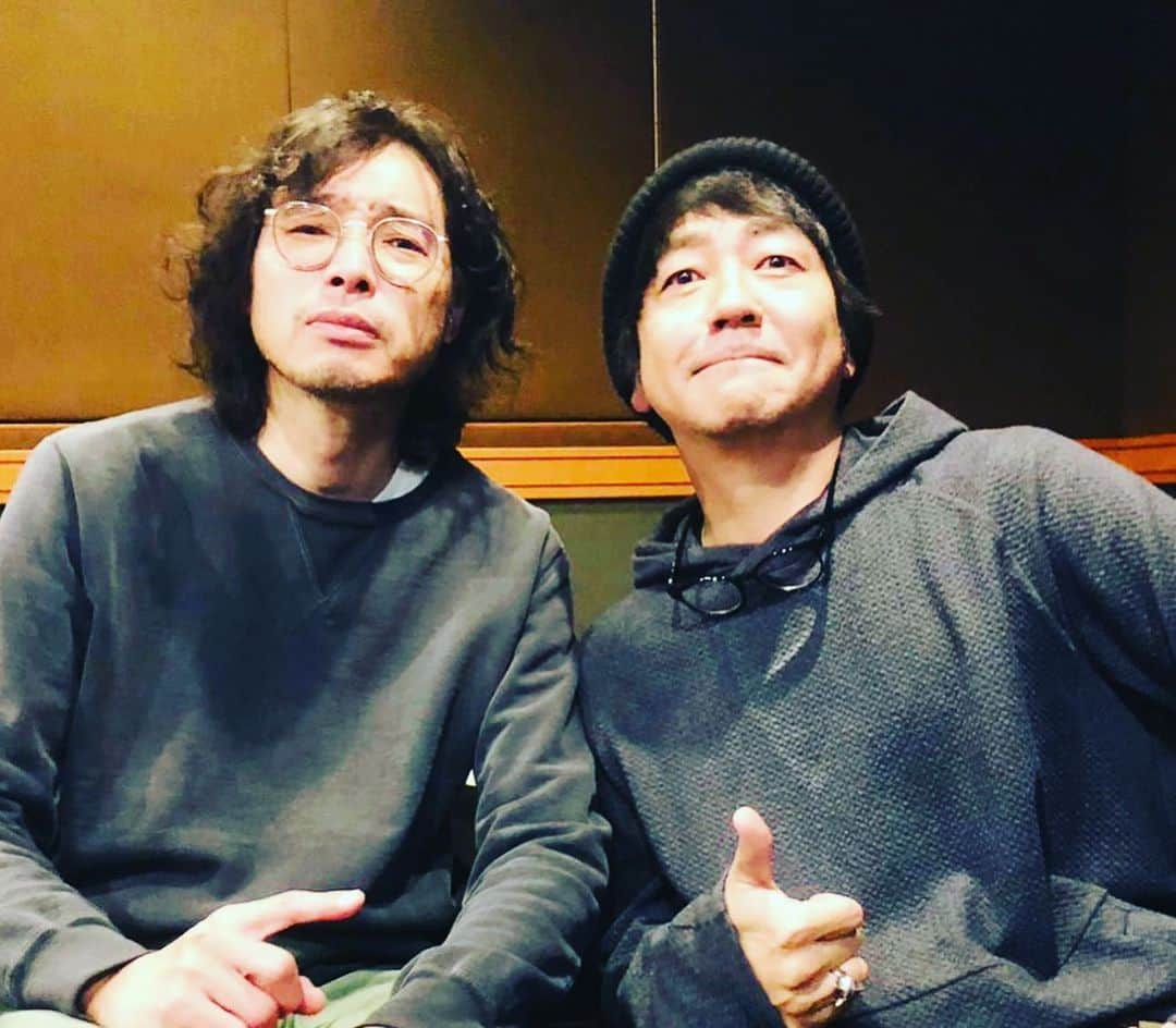 月に吠える。さんのインスタグラム写真 - (月に吠える。Instagram)「斉藤和義さんの 新しいalbum の一曲目 後ろで 叫んでいるのが そう ワタシなんです。  和義さん 呼んで頂き ありがとうございました。  4月12日発売 「PINEAPPLE」  #大森南朋  #斉藤和義 #bunbundandan #pineapple」2月10日 14時17分 - tsukinihoeru.6960.naoomori