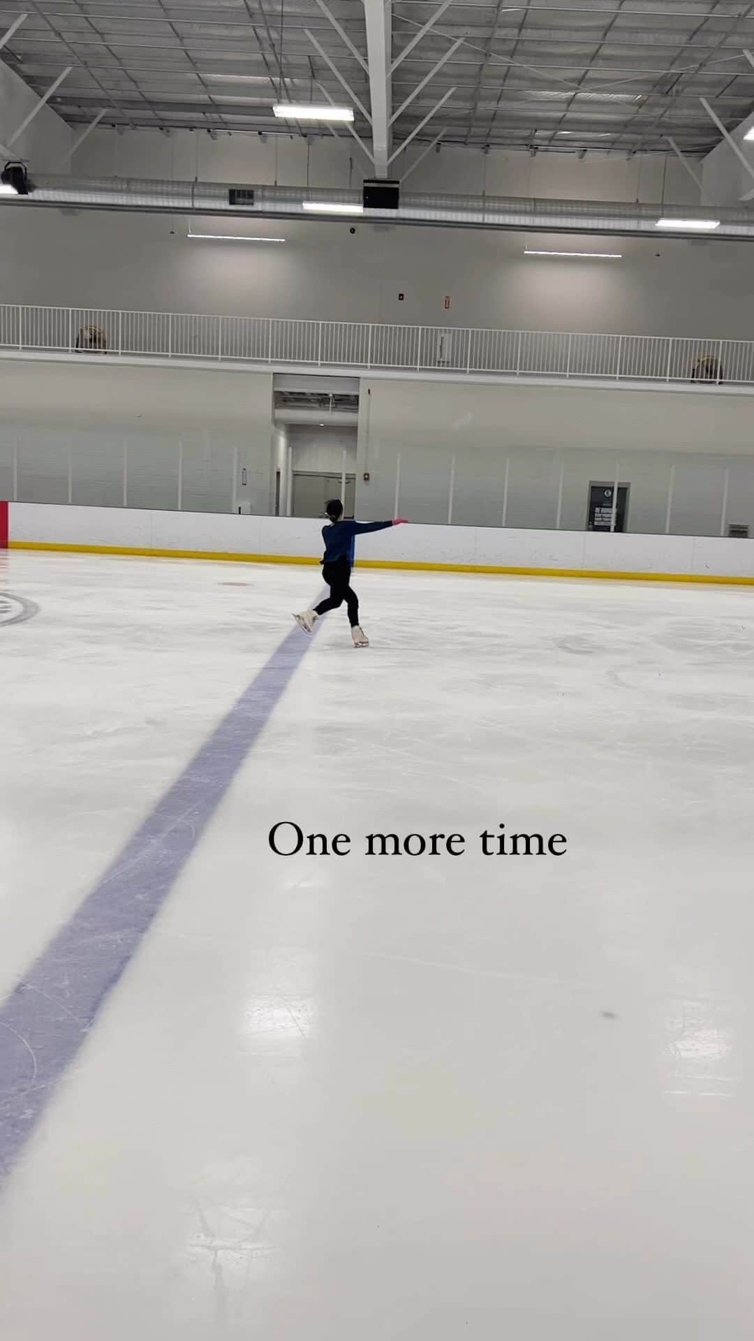 のインスタグラム：「One more time doesn’t mean one more time until the one time you get it right…. • • • BUT ALSO HOW DOES ONE FIND BALANCE when one is a perfectionist but then also doesn’t want to overtrain because overtraining leads to injury…. • everyone’s formula and algorithm is different so do what’s right for you 💪🏼 • #figureskating #figureskater #figureskatingproblems」