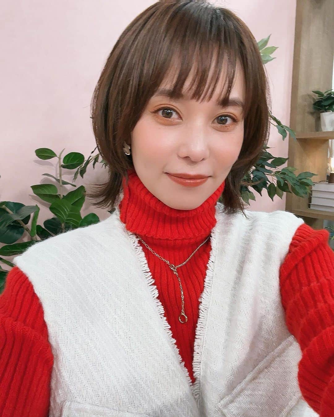 依吹怜のインスタグラム：「フィードを放置しすぎてもはや写真を載せるのに勇気が必要になってきました。笑 ひとまず最近のショットのせておきます。スキンケア一新したら肌の調子が良くなったので自撮りする気持ちになれました。  ところで私がロケで作ったチョコレートはどなたの胃袋の中に行かれたのでしょうか。笑 誰に食べて頂いたのかわからないなんてエモいなー。  #衣装　@selectmoca」