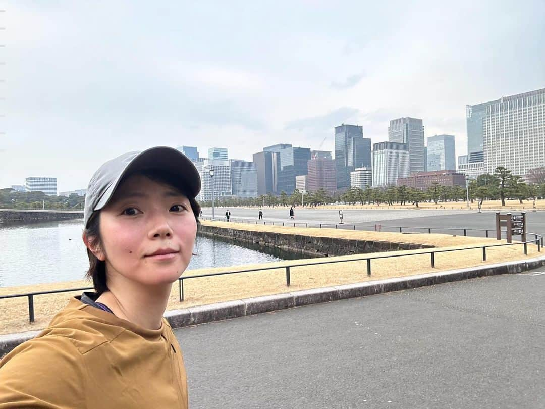 清浦夏実のインスタグラム：「年の始めに、なんとなく、「走ってみたいかも」と思い、皇居ランにやってきた。  仕事でとか、ダイエットとか、必要に迫られてということはあったが、自主的に走りたいと思ったことはこれまで一度もなかった気がする。  最近フルマラソンに出た友人がリードしてくれるというのでお言葉に甘えてやってみることにした。  東京駅から始まり、東京海上日動ビル本館、パレスサイドビル、日比谷公会堂、皇居の周りは名建築がいっぱいだ。47都道府県の花で囲まれていることも初めて知った。皇居ランは歴史散策だ。  走ってみてまず感じたのは静かだということ。皇居側は開けていて、車の通りこそ多いが、道の整備が行き届いているので全く気にならない。お堀のおかげでぽっかりとした島のように見える。緩やかな登りと下り、見通しの良い道と、変わっていく景色も楽しい。  友人に走り方を教えてもらった。足首を使い推進力をつけること、体幹をブラさずに疲れない走りを心がけること、ペースの作り方。 登山をしているからポテンシャルはあるだろうと励ましてもらった。私が2周する間に友人は3周済ませていた。  身体を動かすと自分のことが分かってくる。右足の力だけで走っている、左の脇腹が筋肉痛になってきた、このウエアだと暑過ぎる、などなど…。身体を均等に使えたら、もっとパフォーマンスが伸びるかもしれない。最近整体にも通っていて、うまくいけば歌にも影響が出てくるだろう。  走り終えてから、銭湯に行き、ビールを飲んだが最高に美味しかった。みんなこうやって楽しんでいるのか…。山のオフシーズンはマラソンを楽しく続けられたらと思う。  #清浦夏実 #走る #マラソン #ランニング #皇居 #皇居ラン #初心者 #東京海上日動ビル #日比谷公会堂 #日比谷公園 #パレスサイドビル #東京駅 #桜田門 #竹橋 #日比谷 #銀座 #歴史散策 #ヴィンテージビル #名建築 #名建築巡り #銭湯 #ビール #最高すぎ」