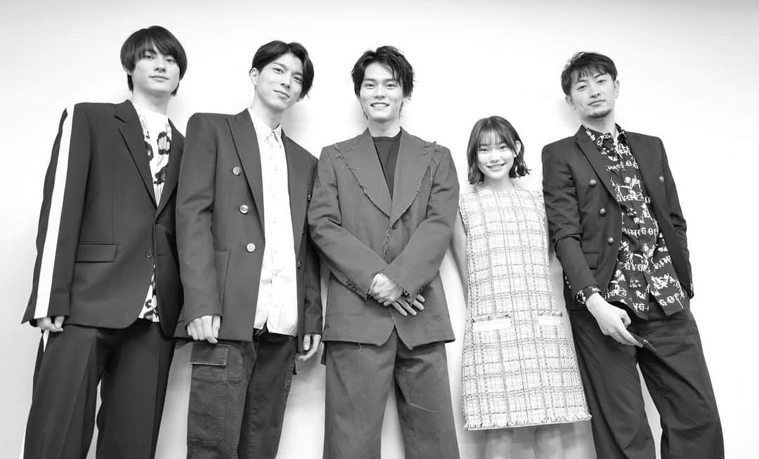伊万里有のインスタグラム：「Vシネクスト『リバイス Forward 仮面ライダーライブ＆エビル＆デモンズ』 初日舞台挨拶でした。 声出し解禁という事で本当に久しぶりに皆様の声を浴びて感無量です。ぐっとくるものがありました。 そして仮面ライダーに携わる事は俳優をやっていて一つの夢でもあったのでとてもとても嬉しいですし、仮面ライダーファンの皆様も温かく迎え入れてくれて本当に嬉しいです。1人でも多くの皆様に是非ご観劇して頂きたいです！ そして笑いと感動を何歳になっても届けていけるように頑張ります！ ギャップ男 伊万里有 では！  #仮面ライダー #仮面ライダーリバイス #vシネクト」