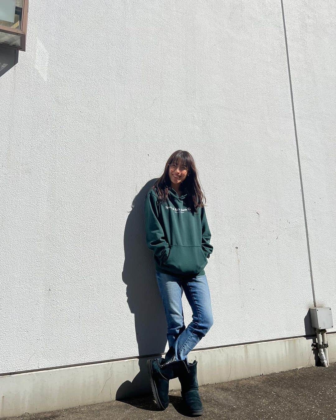 瀧本美織のインスタグラム：「💚 すぐ衣装に着替えるので こんな楽ちんな日も多いです😚 身の回りに深緑色のものが増えていく。。 UGGってさ、丸くて可愛いよねってずっと思ってます⚫️ 皆さん雪には気をつけてください❄️   #私服」