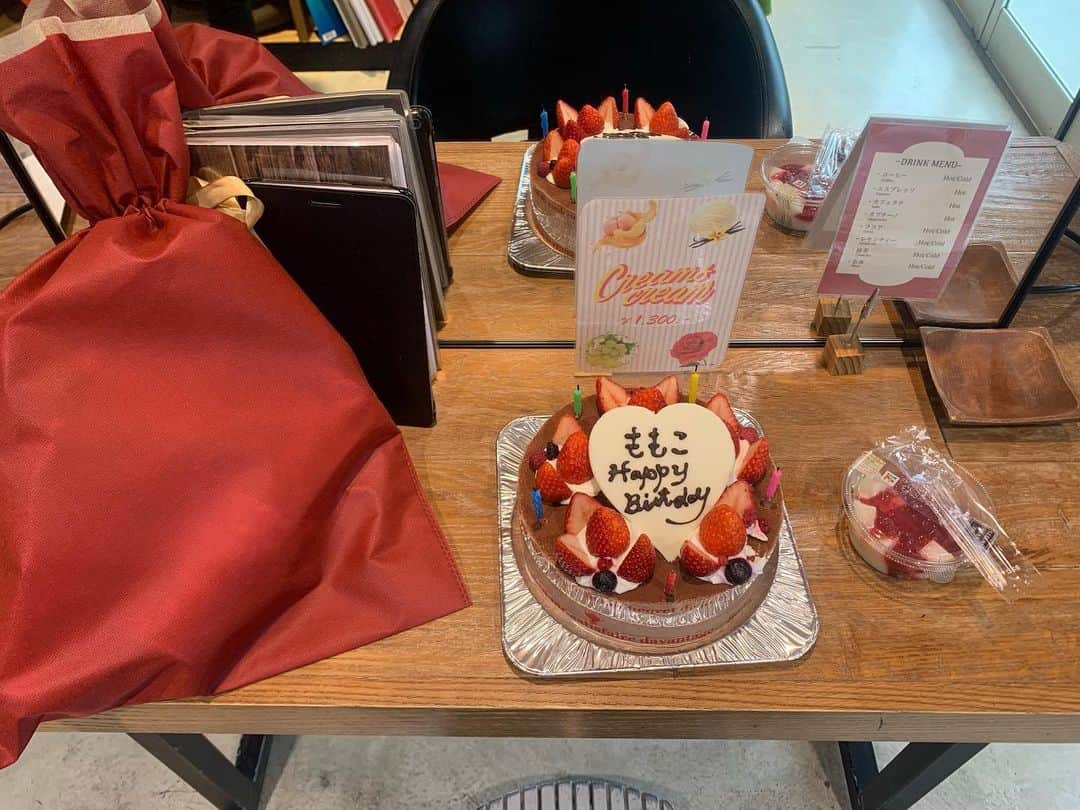 宮坂桃子のインスタグラム：「お誕生日のお祝いありがとうございました🥂🫧 黒船のケーキがまた食べれるだけで幸せだ！！！！！！27歳らしく生きます🐘」
