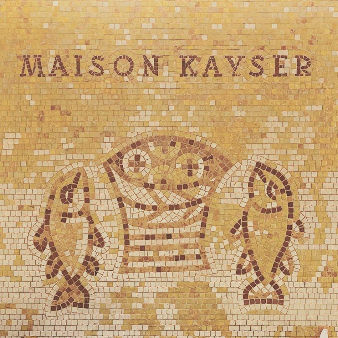 Maison Kayser Japon Officialのインスタグラム：「. コレド日本橋店の壁画🥖  先日、代表のTV取材がコレド日本橋店であったため帯同したところ店内のモザイク壁画の前に呼ばれました。 「あの壁画の意味知ってる？」 「いえ、知らないです」 「あれ、わざわざイタリアで作ってもらって輸入したんだよね」 「え…！！イタリアから🇮🇹？！？！」 「この絵の意味、当てられた人今まで5人くらいしかいない」 「そういえば、パン屋なのになんで魚の絵が…🐟？」  ざっくり、本当にざっくり説明しますと、聖書の中にイエスキリストがパン5個と魚2匹だけで5,000人の人々を満腹にさせた…という話があります。（もっと詳しく知りたい方は是非検索してみてください🙏💦）この話にまつわるモザイク壁画を約20年前のコレド日本橋店オープン時、イタリアの職人さんに作ってもらって輸入したとのこと(o^^o)  メゾンカイザーのパンで今までどれくらいの方がお腹いっぱいになってくれたんだろう…ふとそんなことが頭をよぎったひと時でした。 ベーカリーはもちろん、美味しい食べ物が溢れているこの世界で、メゾンカイザーのパンを手に取ってくださる方に感謝しつつ、これからも「美味しい」と言って頂けるパンをお届けできるよう努めていきたいです(*^^*)🥐 . . #メゾンカイザー #maisonkayser #japon #boulangerie #erickayser #france #bakery #paris #croissant #パリ #ブーランジェリー #ベーカリー #フランス #パンスタグラム #パンのある生活 #バゲット #クロワッサン #パン #baguette #danish #orange #chocolate #壁画」