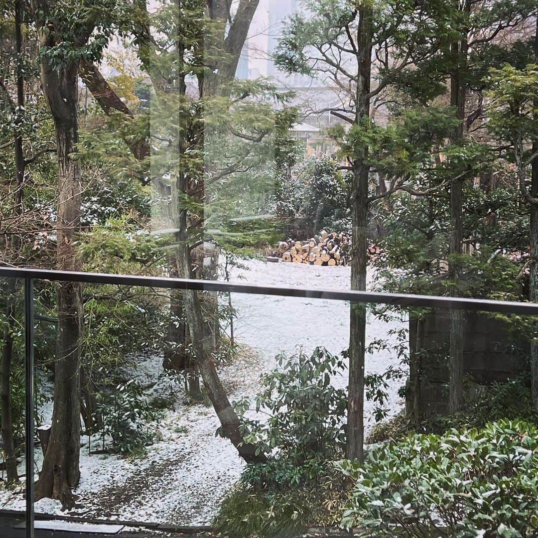 高橋リタのインスタグラム：「雪降る中、セクシーポーズのジェントルマンと撮影。はじめましてのお仕事だったけど、気持ちよいチームのおかげで順調に2時間巻きで終了🙌」