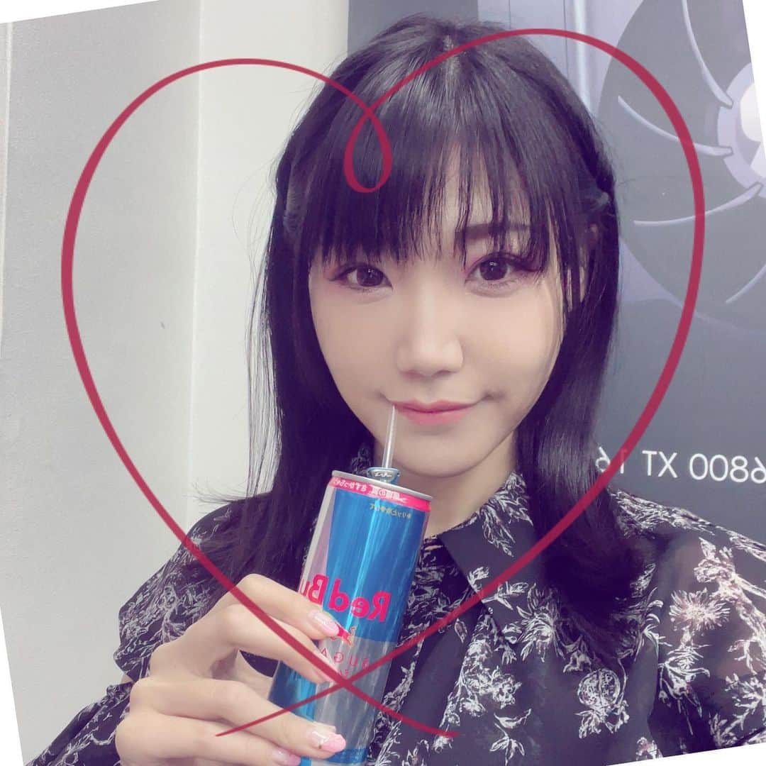 伊石真由のインスタグラム：「レッドブルが好き過ぎるおんな #redbull #japanese #japanesegirl」