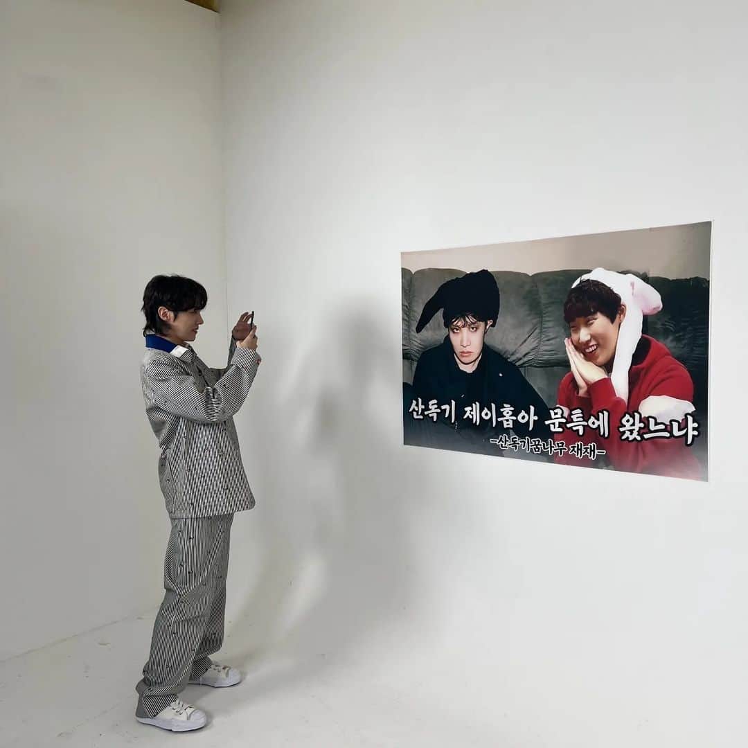 J-HOPEのインスタグラム：「문명특급 나왔어요 🐰🖤 많.관.부😜 다큐도 📽  많.관.부 🥹💜」