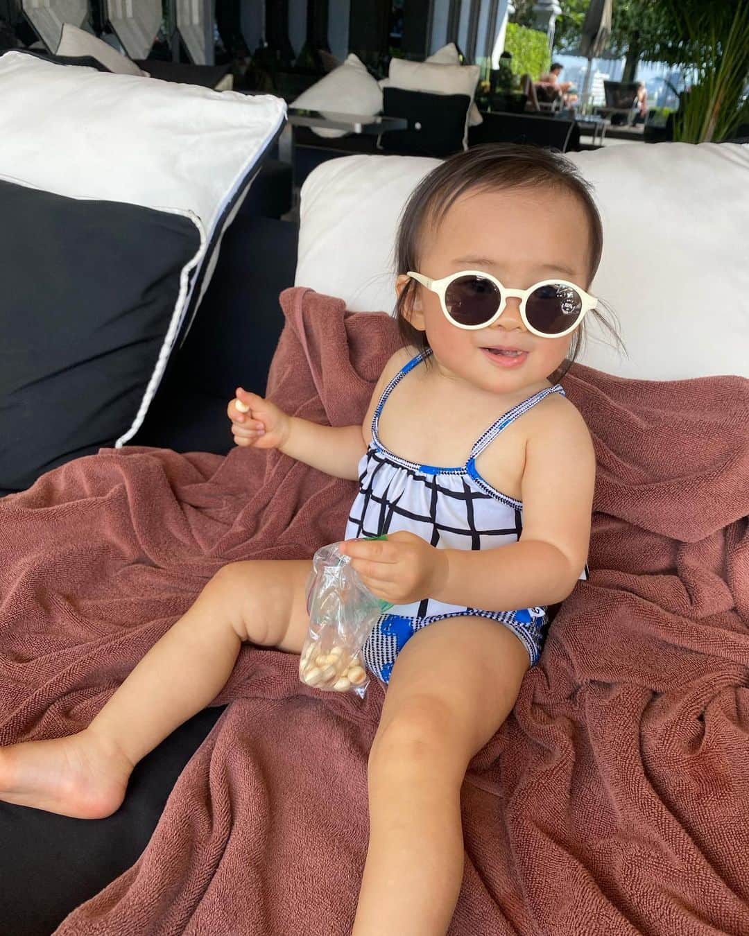 yuiのインスタグラム：「. . 薄毛のプールサイド👙🕶 . 前髪もう少し欲しいね！ . 後ろ髪はスーパーロングヘアー4枚目。 .  #ゆいのママライフ」