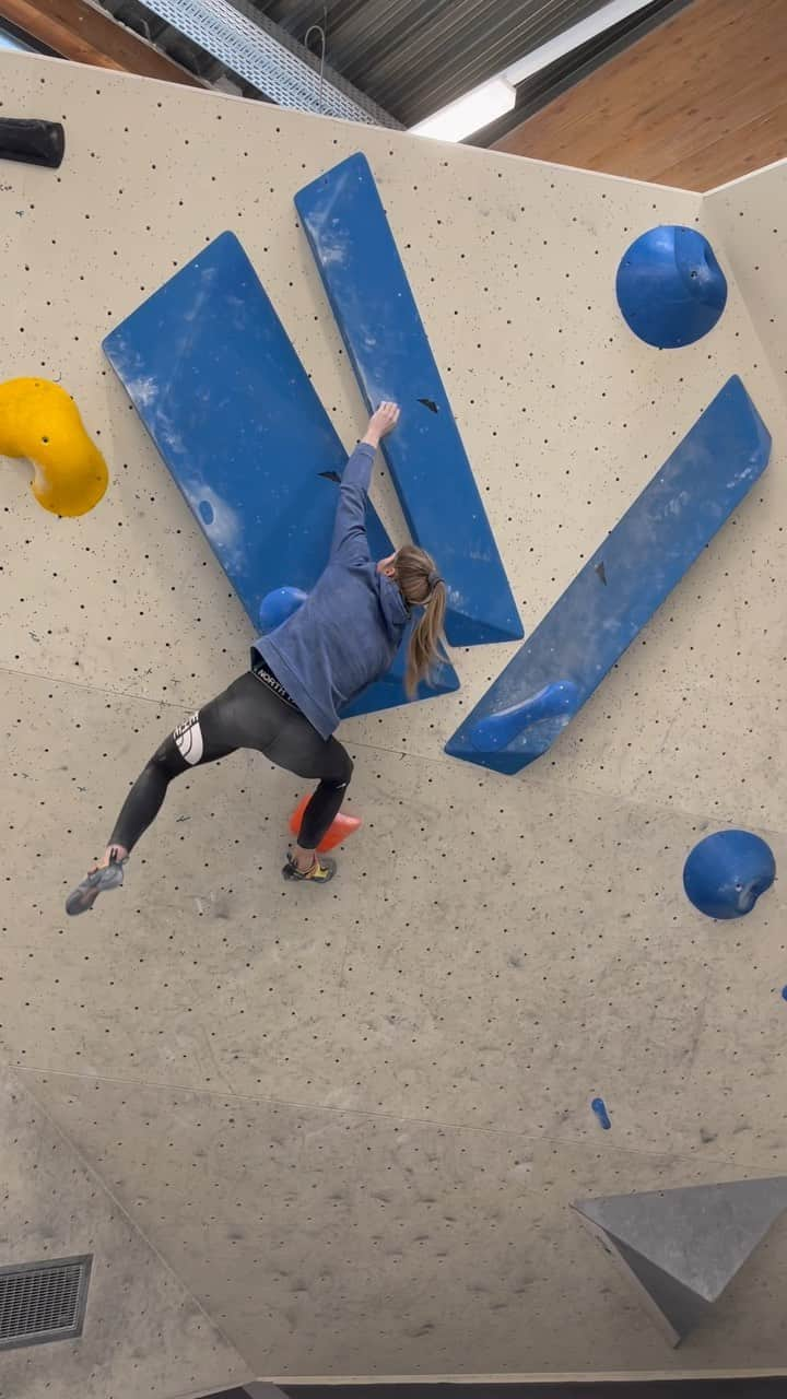 ジェシカ・ピルツのインスタグラム：「When the mind says ‘yes’ but the fingers say ‘try again’ 👋😅 @redbull @thenorthface @scarpaspa @heeressportzentrum @sporthilfe.at @sportlandnoe @tokyopowder」