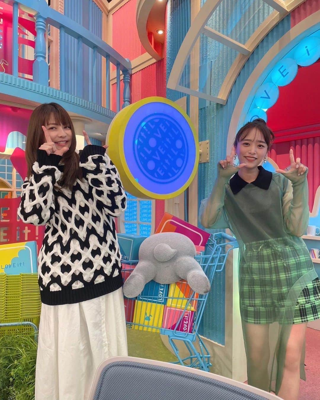 近藤千尋のインスタグラム：「無事に今日の全ての お仕事が巻き巻きで終わり。。。💗 寒すぎたので娘たちが習い事行ってる間 お風呂に入って休憩中🛀🫧幸  ラヴィット、朝から香里奈さんおすすめの どぶろくで乾杯🍺笑 大好きな香里奈さんと乾杯できて幸せ。。 顔に出やすいから真っ赤に。笑🤫💓  耳心地いい-1グランプリ👑も とっても皆さん面白くて素敵でした❣️  久々のサムネ、嬉しいなぁ🥰笑 TVerぜひみてね🫶🏻  #近藤千尋衣装  tops,innertops @rito_structure pants @ganni shoes @untishhold」