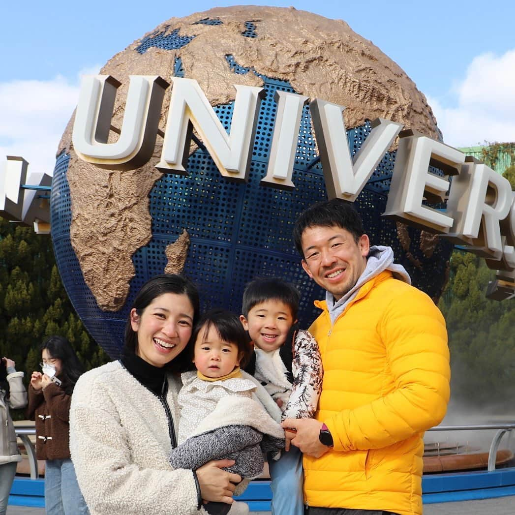 村田毅のインスタグラム：「バイウィークのビッグイベント😘 家族で初めてのユニバ（関西弁のマクドとファミマと同じイントネーション） 今日行く予定を天気予報みて昨日に急きょ変更☀️ ナイスな判断でした👍 楽しかった！ 心のエネルギーチャージ完了🔋  #ユニバ #ユニバーサルスタジオジャパン  #USJ #近鉄ユニバーサルシティホテル  #バイウィーク #エナジーチャージ #LaughAndPeace」