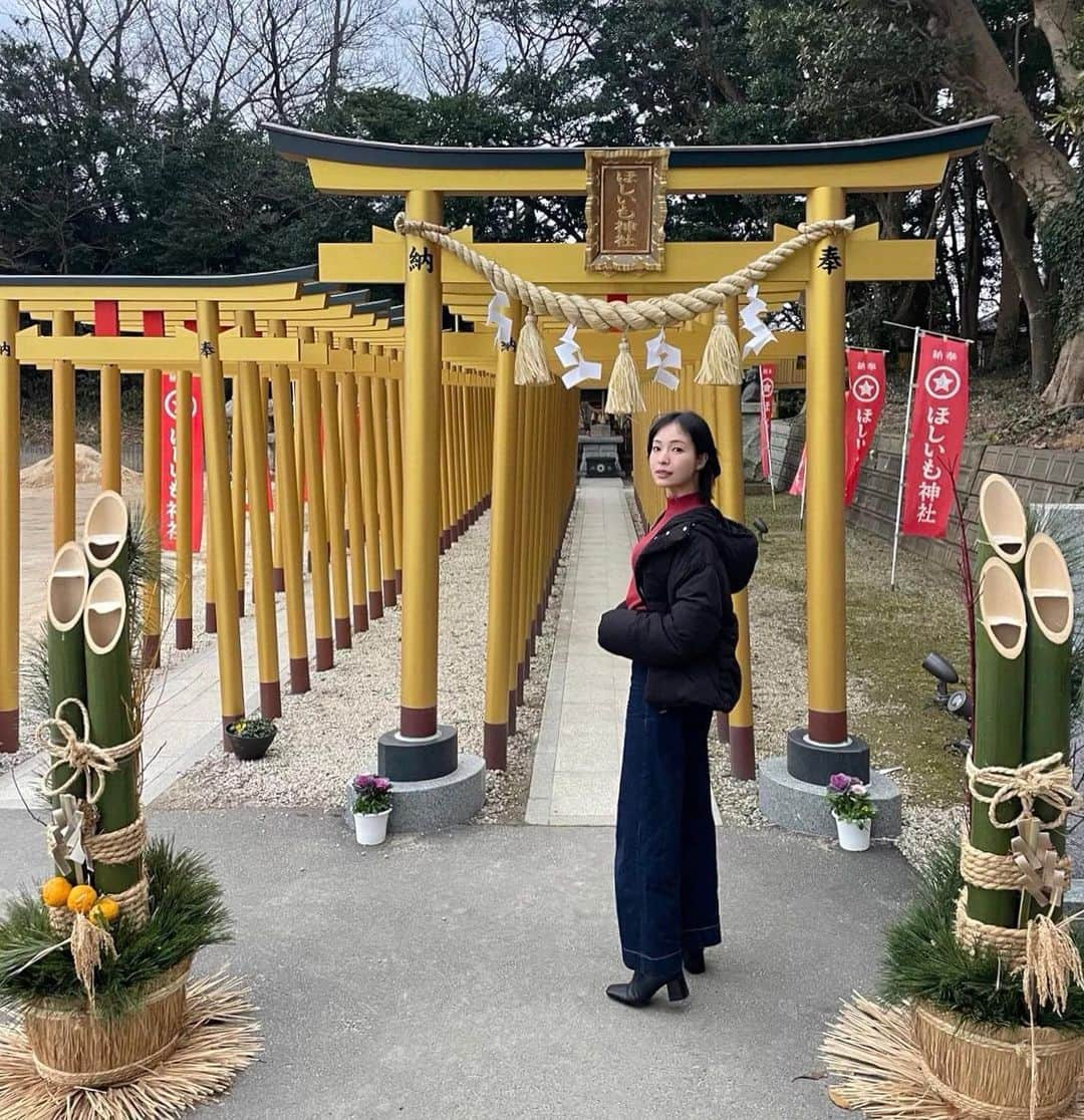 たなかさえのインスタグラム：「黄色い鳥居発見👀✨ "欲しいも"のがすべて手に入る"ほしいも神社"らしい⛩ 信じることが大事よね(ง •̀ω•́)ง✧ . 前の投稿でカイロ使ってない率が高すぎてばり驚いたんやけど🤣みんな回答ありがとう🤣🙌💞 . #ほしいも神社#酒列磯前神社#茨城観光#神社#japan#japanesegirl#japantrip」