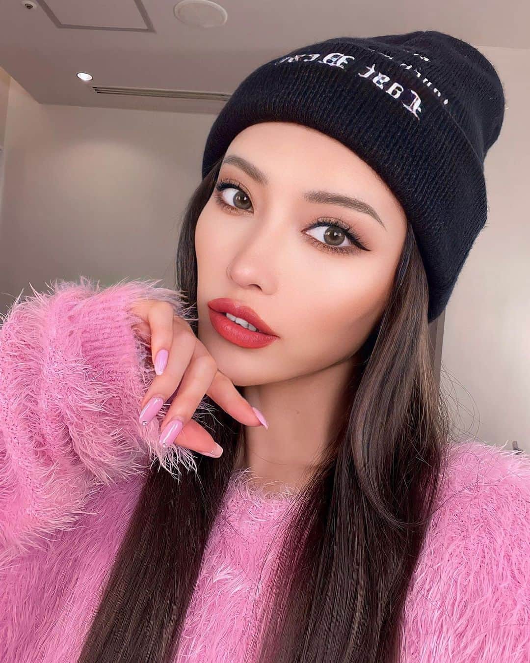 MIKAのインスタグラム：「Snow day lazy day! 🧊🌨️☃️🤍 ⠀ ⠀ #雪」