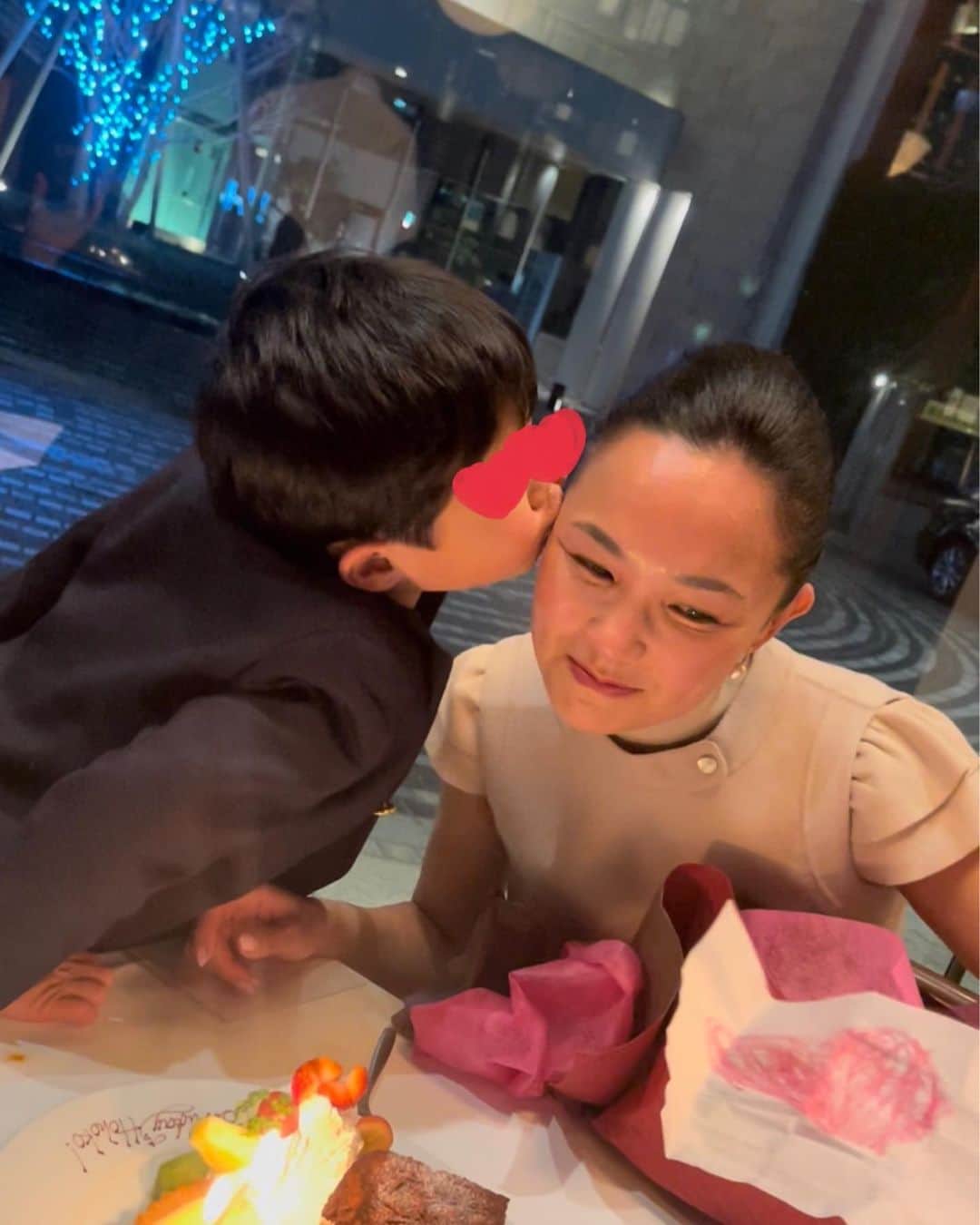 浅見帆帆子のインスタグラム：「風邪をこじらせて体調を崩し、治ったらバタバタと忙しさに忙殺されて、日にちが空いてしまいました。  1月末、誕生日を迎え、46才になりました🤭(オンラインサロンに600通以上の誕生日メッセージをありがとうございました！)  息子からのチューで誕生日ディナーが始まり、  手作りのネックレス、、(これが紙と糸でよくできているのです😍💓👏🏻)  そして紙の薔薇(これも工夫してあってよくできているのです😍💓👏🏻)  を、アツイお手紙とチューと共にもらって母は大満足💓  、、、その後に、夫が自信満々に出してきたのは、なんと私の絵！😳  ところが、 「、、、ん？これ、、、誰を描いたの？」 というほど似ていませんでした🤩😆  夫はまぁまぁ絵が上手なので、 パッと見ると、それなりに立派な鉛筆画なのです。  それなのに、 「わぁ、上手、、、まったく知らない人だけど、、」という、、ね🤣🤣  私が寝た夜中にコツコツ描き進めて ２ヶ月近くかかったそうですが、 、、、２ヶ月かけて別人ができあがった、、という、、🤣  これをよく堂々と出せるよねぇ 額装までしてねぇ🤣🤣  あぁ、、笑いましたぁーーー😂😂  夫からは他にも素敵な🎁があったのですが、実はこれが一番幸せな気持ちになりました👏🏻👏🏻🤭🤭😆  最近、生活に必要なことは笑いだなぁ、 なんて思うことがよくあります。  今思い出しても笑える🤣 ということがあると、 いろんなことの潤滑油になりますね。  イラッとしたり、 イライラっとしたり、 イライライラっとするときもありますが😁  そんなときは この絵を見ようと思います💓🤣  冬の風邪はしんどいので、 皆さまもご自愛くださいね。  #浅見帆帆子 #誕生日プレゼント」