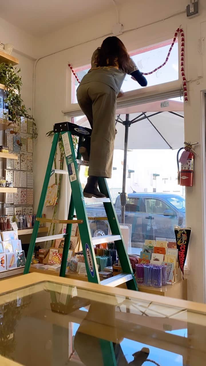 フリーディアのインスタグラム：「When you are feeling the love in the air, you decorate the store! • • • もうすぐバレンタインなので、ショップを可愛いらしくしなくちゃ！ハート沢山の落書きで❤️  #shopsmall #shopsmallbusiness #valentines #valentinesday #valentinesdaydecor #valentinesdaydecorations #smallshop #tinyshop #japanesestationery #losangeles #chinatown #lachinatown #illustrations #illustrator #friediamm」