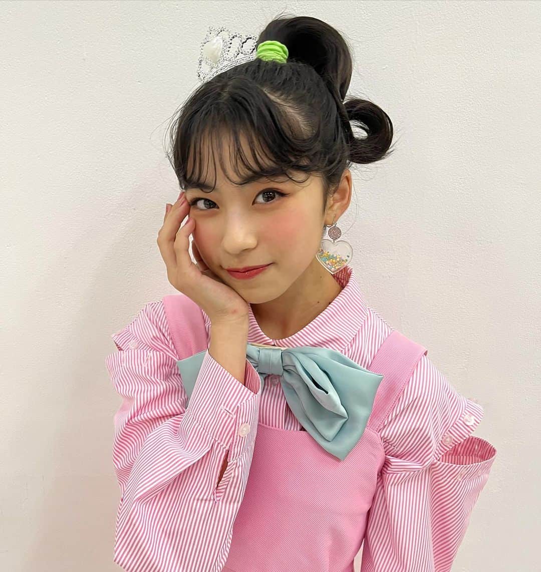 ニコ☆プチのインスタグラム：「💖🍨🎀  みんな今月のニコ☆プチは、もうチェックしてくれた？🥳  今回の2月号では、ヒヨリがカフェの店長になって お顔より大きいパフェを作ったよ🫶🏻🌟 ひより店長かわいすぎ😖💞 かわいすぎる巨大パフェ、さがしてみてね🥰  #ニコプチ #ニコプチモデル #プチモ #白水ひより #09 #jc1」