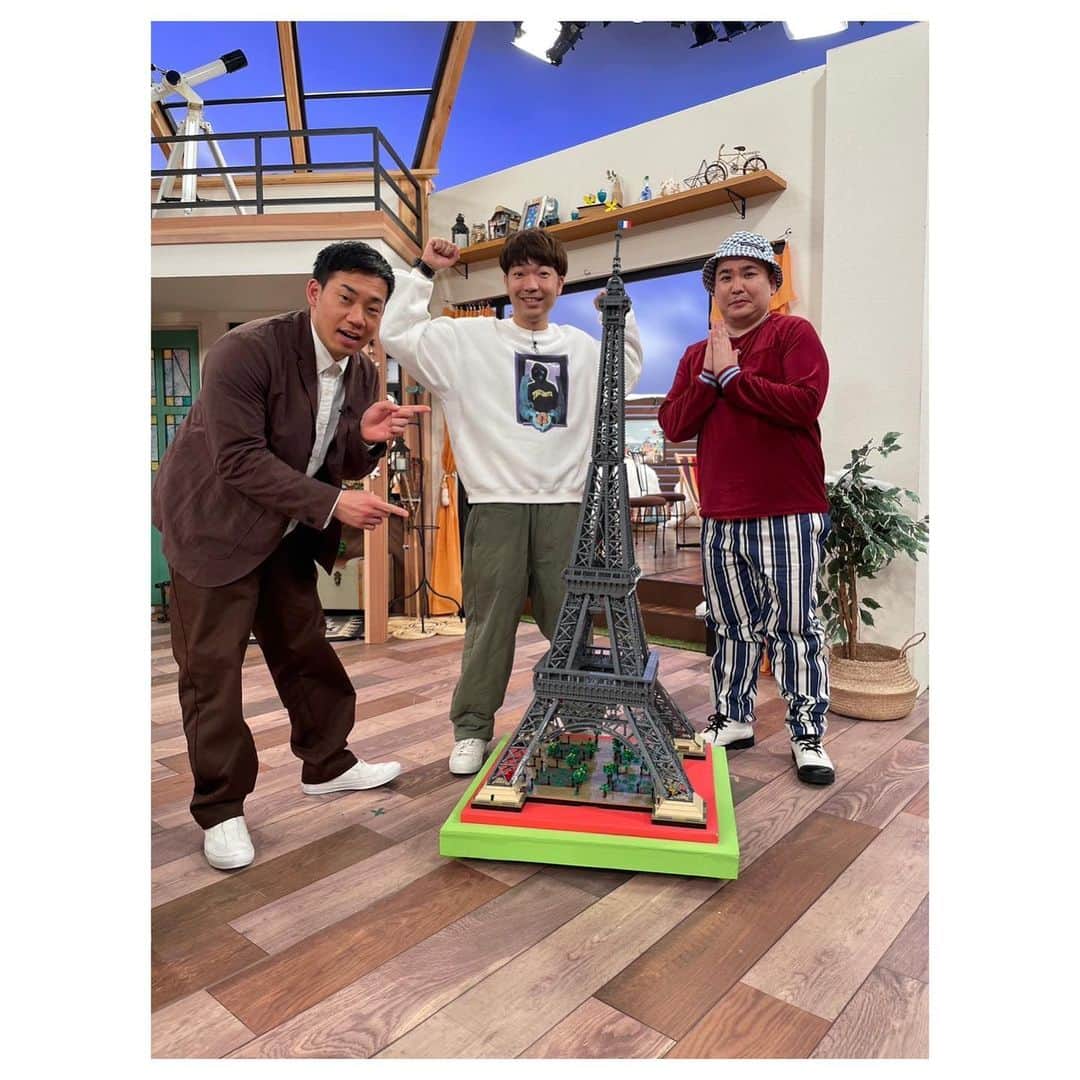 駒場孝のインスタグラム：「スロイジ企画で、アキナ秋山さんがレゴ史上最大のエッフェル塔を昨年末から作ってくれて、生放送でその完成をお披露目するという日。  150cmの特大サイズですごいなーとなってて、内海が近くで見たいと言って、よろけるふりしてみんなでおい！みたいになるところを本当によろけて土台を蹴ってエッフェル塔が完全にぐわんぐわんと揺れた。  なんとか大丈夫でよかったー！となってたけどスローで見たら蹴った後こけそうになってエッフェル塔の下の段のとこおもっきり手で押して支えみたいにしてた。 あれで崩れなかったのすごい！  秋山さんありがとうございました！！！  #スロイジ」