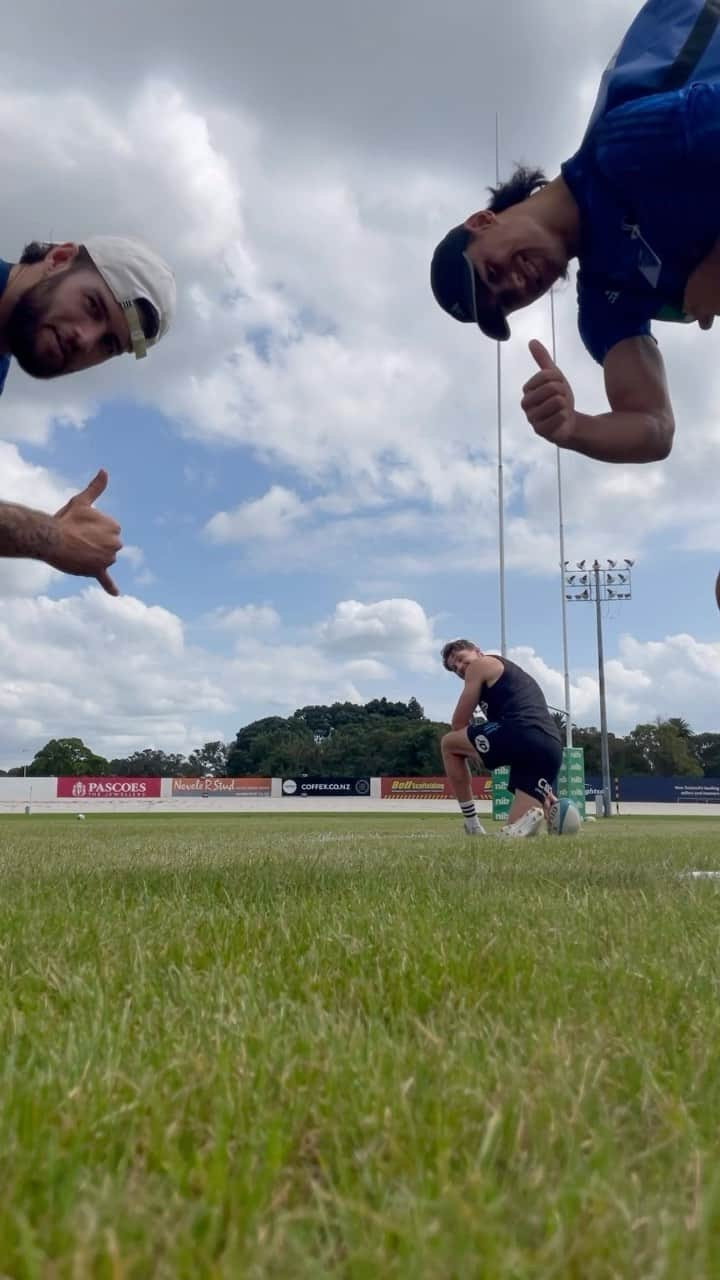 ボーデン・バリットのインスタグラム：「Blue skies and funny guys at @bluesrugbyteam training today. Tag a mate who would take on @tom.robinson09 😵💪🏼」