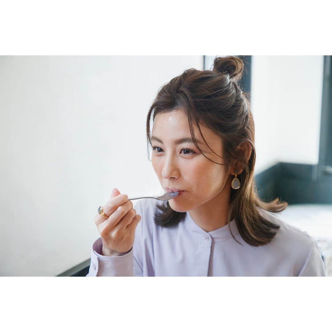 宇賀なつみのインスタグラム：「*    初エッセイ本【じゆうがたび】 発売まであと12日です。  本当にあったことしか書いていないこの本が、 どんな人のところに届いて、 どんなことを感じてもらえるのか…  発売日が近づくにつれて、 楽しみになったり不安になったりしています。  こんな経験ができるのも、ありがたいですね。  ===================================  〜2章 着陸 landing 〜  戦うべきは、自分 2009年4月 千鳥ヶ淵   言葉で伝えるということ 2009年6月 鎌倉  置かれた場所で咲く 2010年4月 ベルリン  踊れる島での決心  2010年9月 イビサ  人生最高の紅葉 2010年11月 京都   ヒロイン失格 2011年3月 熊本   ===================================  2章のテーマは、着陸。  アナウンサーとしてのキャリアをスタートさせて、 もがいていた頃の旅のお話です。  順風満帆にみえていたかもしれません。 でも、私なりに戦っていました。  少し短めの章になりますが、 1番好きだったと言ってくれる人も多いです。  #じゆうがたび  #幻冬舎 #2月22日発売  #千鳥ヶ淵 #鎌倉 #ベルリン #イビサ #京都 #熊本 #宇賀なつみ」
