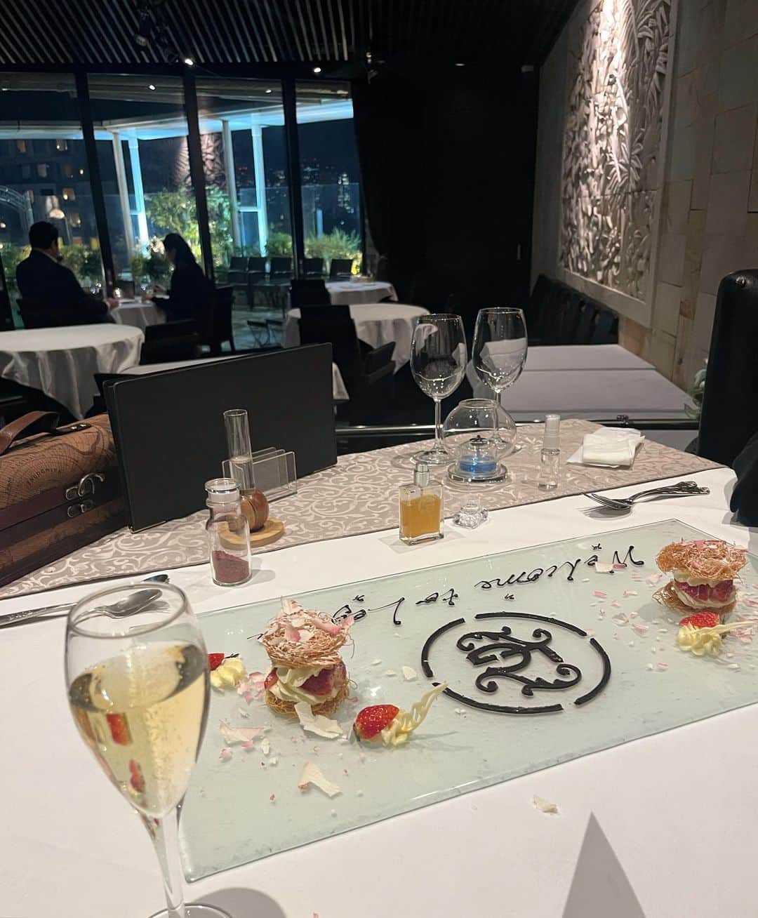 KAWABENIKIのインスタグラム：「渋谷にある素敵なレストラン🥂 @legiantokyo   コース料理の演出がとてもワクワクした✨  お店の雰囲気も落ち着いていて、大切な日やお祝いなどにぴったり💐  https://www.legian.jp/index.html」