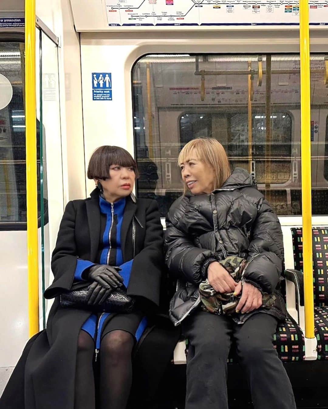 ミチコ ロンドンのインスタグラム：「ジュンコ姉に会いました！ londonとParisに来ています  #sister #london 🇬🇧 #paris 🇫🇷  #premierevision」