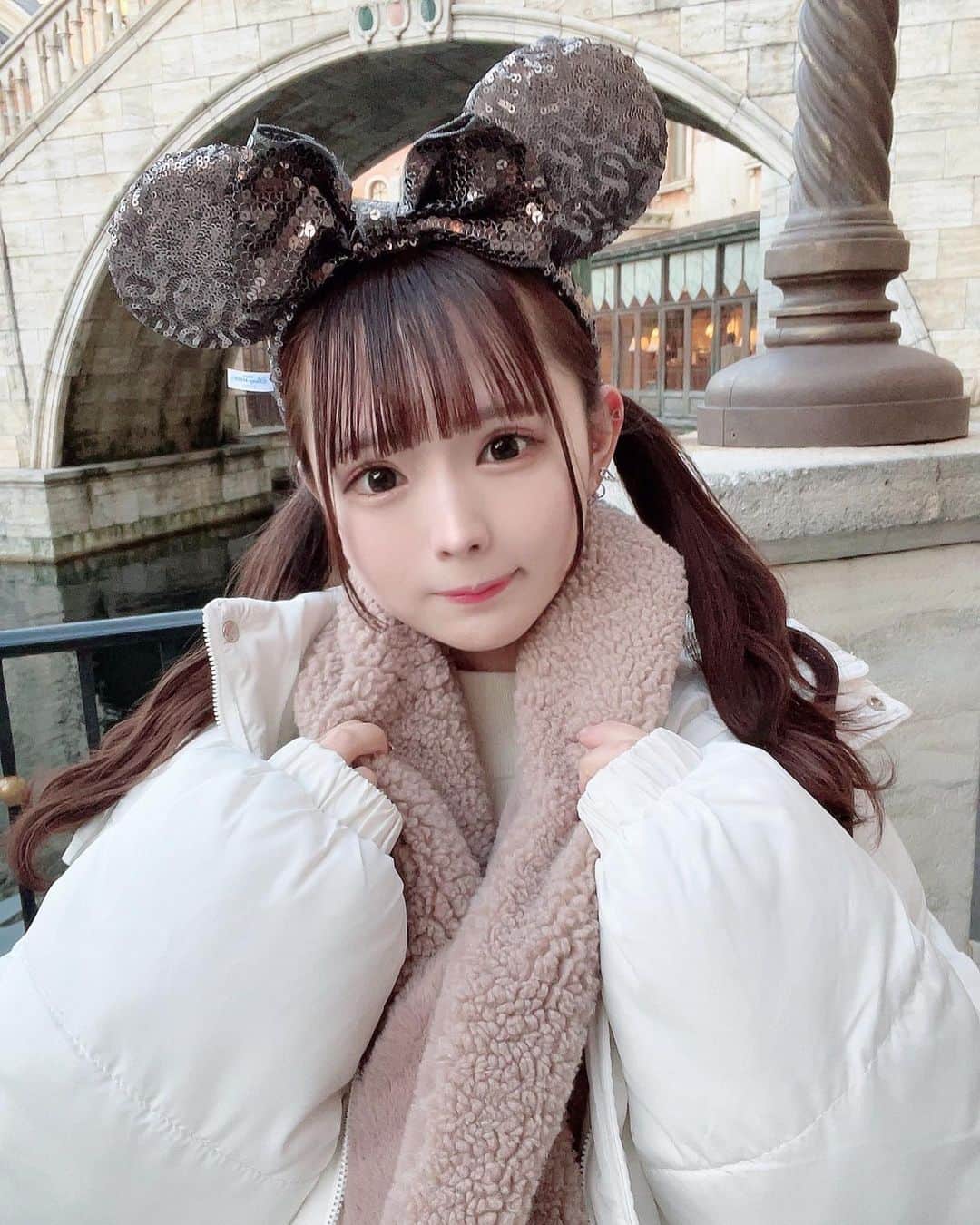 のインスタグラム：「冬のディズニーやっぱりだいすき^_^♡ . #ディズニーシー #ディズニーコーデ #ディズニーカチューシャ #ディズニーデート」