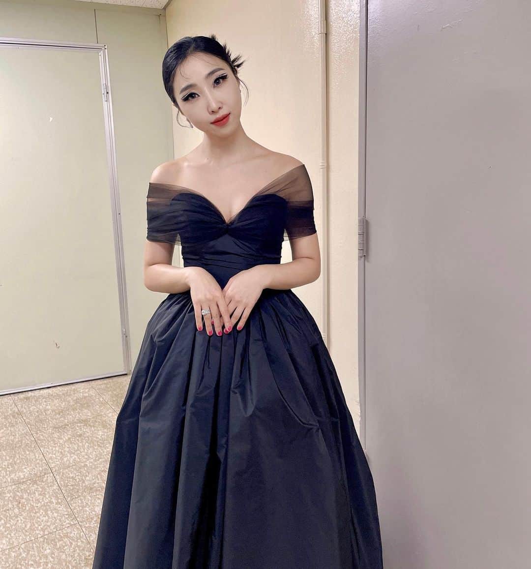 コン・ミンジさんのインスタグラム写真 - (コン・ミンジInstagram)「🖤HMA💙 한터뮤직어워즈 Black swan 🦢」2月10日 22時53分 - _minzy_mz