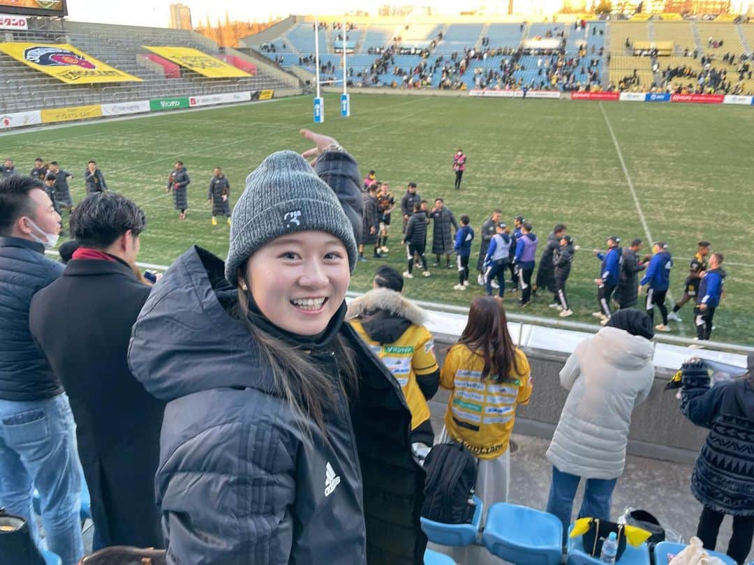 森田遥のインスタグラム：「最近の思い出② . . 初めてラグビーの応援に行ってきました！🏉🦍 . 団体スポーツの魅力が身に沁みて、凄く勉強になりました📖🤔 . 中村選手と尾崎選手に気づいて貰えて嬉しかったです🤭 3枚目よーくみたら後ろでピースしてます✌️🤭 @bd_ryoto  @o.se1ya  . . 大きな怪我しないように、残りシーズン頑張ってほしいです！🔥🦍また応援行きます！📣 (生で観たら音がやばかった) . . @adidasrugby  @adidastokyo  @adidasgolf」