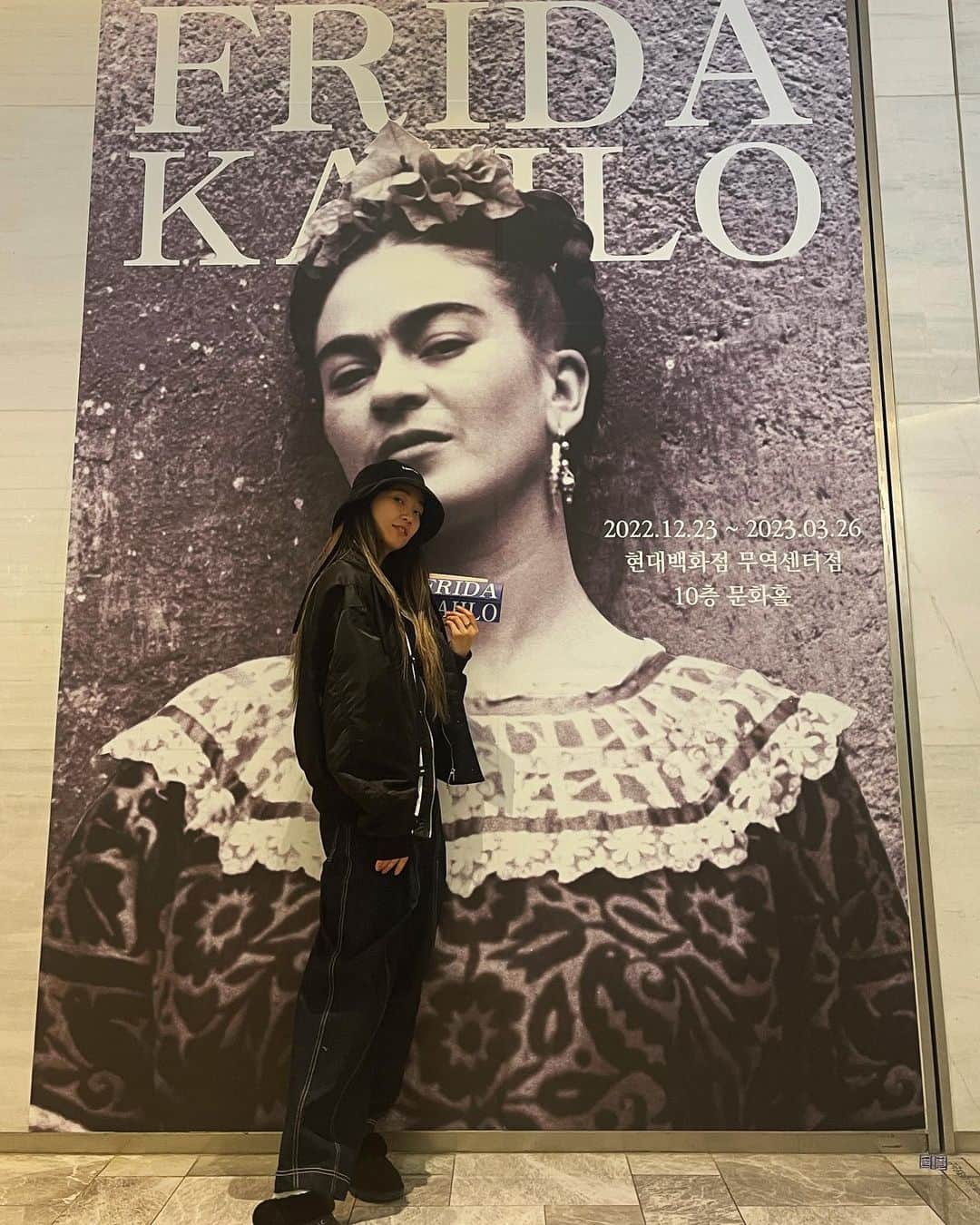 イェウン のインスタグラム：「#16주년 까먹을 뻔했네.. 세월 빠르다 그죠? #fridakahlo 사진전 보며 다시 충전 !!!💪🏻 #vivalavida 🔥」