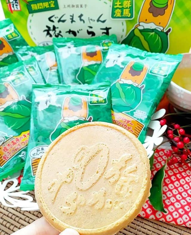 みまつ食品 餃子工房RON ひとくち餃子とキャベツサイダーさんのインスタグラム写真 - (みまつ食品 餃子工房RON ひとくち餃子とキャベツサイダーInstagram)「📮repost  ぐんまちゃん旅がらすプレゼントキャンペーン当選者の @shijingzi9様が投稿してくださいました！  「期間限定第7弾　ぐんまちゃん旅がらす　9個箱入り」です💚  地元群馬の方ならではの視点でご紹介をしていただきました✨  写真もとても華やかで、旅がらすの魅力をたっぷり詰めた投稿に仕上げてくださりました🥳  こちらのぐんまちゃん旅がらすは、@shijingzi9様もおっしゃるように、群馬県で最も有名な銘菓の一つである旅がらす清月堂様の「旅がらす」に、嬬恋高原のキャベツパウダーと、当社みまつ食品のキャベツパウダーを使用した特別な旅がらすです🎀 コクのあるミルククリームをサンドするサクッとした食感の鉱泉せんべいにキャベツパウダーを使用することで爽やかさをプラスし、一度食べたら癖になること間違いなしなお菓子となっております😋 おやつの時間に、ご友人へのお茶菓子に、様々な場面におすすめです❣  今回 @shijingzi9様が紹介してくださいました商品は、旅がらす本舗清月堂様の公式HPからもご購入することができます！ぜひチェックしてみてくださいね👀  @shijingzi9様、素敵なご投稿ありがとうございます🌹💞  ━･･━･･━･･━･･━･･━･･━ #Repost @shijingzi9 ━･･━･･━･･━･･━･･━･･━  ぐんまちゃん「旅がらす」 〜キャベツパウダー入り😲〜  こんにちは😊  今日は私の地元の銘菓を紹介させてください😌✨  群馬県民なら誰もが知っているという (おそらく😂) 銘菓「旅がらす」はサクッと軽い鉱泉せんべいに ミルククリームを挟んだお菓子😋✨  私も昔から大好きなお菓子なのですが‥ なんと「キャベツ味」があるとは👀！！  🌿  今回、みまつ食品様 @mimatsu_gyouzakoubou_ron の企画でご縁があり試食させていただくことができました😊  群馬県の名産「嬬恋キャベツ」のパウダーと 餃子メーカーみまつ食品様の餃子を製造する際に 廃棄部分となるキャベツの芯を加工したパウダーを鉱泉せんべいに使用しているそうで👀  一口食べた瞬間〜 ふわっとキャベツが香ります🤭🥬  例えると〜🤔 キャベツたっぷりの餃子を食べた瞬間のような風味(分かりにくいよね😂)  最初は不思議な感覚でしたが、食べ進めると キャベツの爽やかな香りがくせになりそうなお味😋  美味しくて環境＆健康にも優しい✨ 群馬県の銘菓「旅がらす」😊  群馬へお越しの際はお土産にいかがでしょうか〜🤭♨🎶  ゆるキャラアイドル ぐんまちゃんが目印ですよ〜( ´ ▽ ` )ﾉ  長くなりましたが🙏 最後までお付き合いありがとうございました😊✨  ♡◍✧*。**.｡*♡◍◍✧*。**.｡*♡◍◍✧*。**.｡♡  みまつ食品 様 この度は昔から大好きな旅がらすをいただきありがとうございました🤗 環境にも配慮した旅がらす✨ これからも食べて応援させていただきます✨  #旅がらす #鉱泉せんべい #群馬銘菓 #お菓子 #おせんべい #群馬土産 #お菓子好き #おすすめお菓子 #おやつ #キャベツ #嬬恋キャベツ #子供おやつ #食べるのが好きな人と繋がりたい #美味しいもの好きな人と繋がりたい #当選 #懸賞好きさんと繋がりたい #当選報告 #懸賞仲間募集中 #ゆるキャラ #おやつ記録 #ぐんまちゃん #ご当地土産 #ご当地おやつ #インスタグンマー #グンマー」2月10日 17時36分 - mimatsu_gyouzakoubou_ron