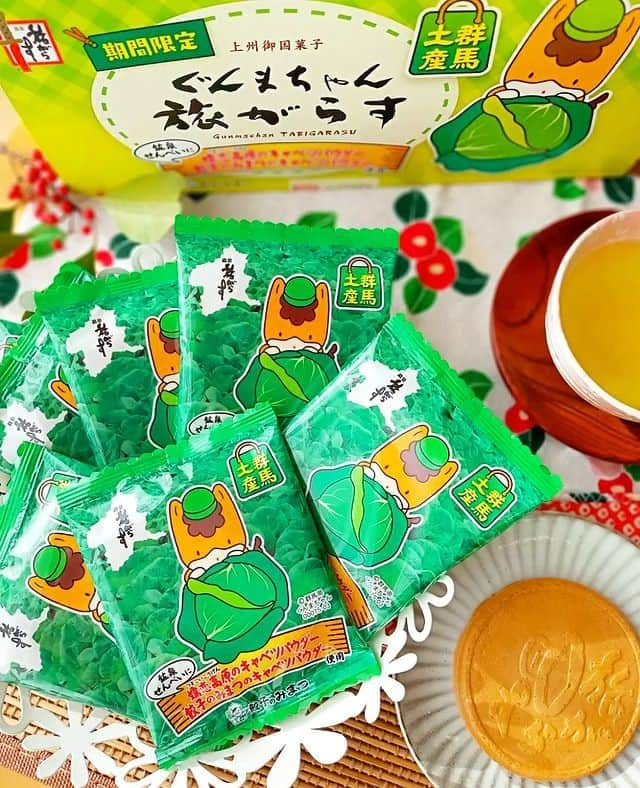 みまつ食品 餃子工房RON ひとくち餃子とキャベツサイダーさんのインスタグラム写真 - (みまつ食品 餃子工房RON ひとくち餃子とキャベツサイダーInstagram)「📮repost  ぐんまちゃん旅がらすプレゼントキャンペーン当選者の @shijingzi9様が投稿してくださいました！  「期間限定第7弾　ぐんまちゃん旅がらす　9個箱入り」です💚  地元群馬の方ならではの視点でご紹介をしていただきました✨  写真もとても華やかで、旅がらすの魅力をたっぷり詰めた投稿に仕上げてくださりました🥳  こちらのぐんまちゃん旅がらすは、@shijingzi9様もおっしゃるように、群馬県で最も有名な銘菓の一つである旅がらす清月堂様の「旅がらす」に、嬬恋高原のキャベツパウダーと、当社みまつ食品のキャベツパウダーを使用した特別な旅がらすです🎀 コクのあるミルククリームをサンドするサクッとした食感の鉱泉せんべいにキャベツパウダーを使用することで爽やかさをプラスし、一度食べたら癖になること間違いなしなお菓子となっております😋 おやつの時間に、ご友人へのお茶菓子に、様々な場面におすすめです❣  今回 @shijingzi9様が紹介してくださいました商品は、旅がらす本舗清月堂様の公式HPからもご購入することができます！ぜひチェックしてみてくださいね👀  @shijingzi9様、素敵なご投稿ありがとうございます🌹💞  ━･･━･･━･･━･･━･･━･･━ #Repost @shijingzi9 ━･･━･･━･･━･･━･･━･･━  ぐんまちゃん「旅がらす」 〜キャベツパウダー入り😲〜  こんにちは😊  今日は私の地元の銘菓を紹介させてください😌✨  群馬県民なら誰もが知っているという (おそらく😂) 銘菓「旅がらす」はサクッと軽い鉱泉せんべいに ミルククリームを挟んだお菓子😋✨  私も昔から大好きなお菓子なのですが‥ なんと「キャベツ味」があるとは👀！！  🌿  今回、みまつ食品様 @mimatsu_gyouzakoubou_ron の企画でご縁があり試食させていただくことができました😊  群馬県の名産「嬬恋キャベツ」のパウダーと 餃子メーカーみまつ食品様の餃子を製造する際に 廃棄部分となるキャベツの芯を加工したパウダーを鉱泉せんべいに使用しているそうで👀  一口食べた瞬間〜 ふわっとキャベツが香ります🤭🥬  例えると〜🤔 キャベツたっぷりの餃子を食べた瞬間のような風味(分かりにくいよね😂)  最初は不思議な感覚でしたが、食べ進めると キャベツの爽やかな香りがくせになりそうなお味😋  美味しくて環境＆健康にも優しい✨ 群馬県の銘菓「旅がらす」😊  群馬へお越しの際はお土産にいかがでしょうか〜🤭♨🎶  ゆるキャラアイドル ぐんまちゃんが目印ですよ〜( ´ ▽ ` )ﾉ  長くなりましたが🙏 最後までお付き合いありがとうございました😊✨  ♡◍✧*。**.｡*♡◍◍✧*。**.｡*♡◍◍✧*。**.｡♡  みまつ食品 様 この度は昔から大好きな旅がらすをいただきありがとうございました🤗 環境にも配慮した旅がらす✨ これからも食べて応援させていただきます✨  #旅がらす #鉱泉せんべい #群馬銘菓 #お菓子 #おせんべい #群馬土産 #お菓子好き #おすすめお菓子 #おやつ #キャベツ #嬬恋キャベツ #子供おやつ #食べるのが好きな人と繋がりたい #美味しいもの好きな人と繋がりたい #当選 #懸賞好きさんと繋がりたい #当選報告 #懸賞仲間募集中 #ゆるキャラ #おやつ記録 #ぐんまちゃん #ご当地土産 #ご当地おやつ #インスタグンマー #グンマー」2月10日 17時36分 - mimatsu_gyouzakoubou_ron