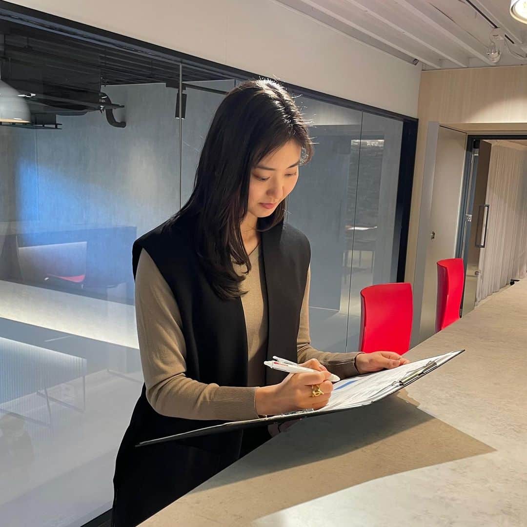 のインスタグラム：「✍ . 仕事モード🔛 (Photo by マネージャー)  リポーター・MCのお仕事 どんどん増やしていきたいな♡ . . #mtg #reporter #mc #portrait #me」