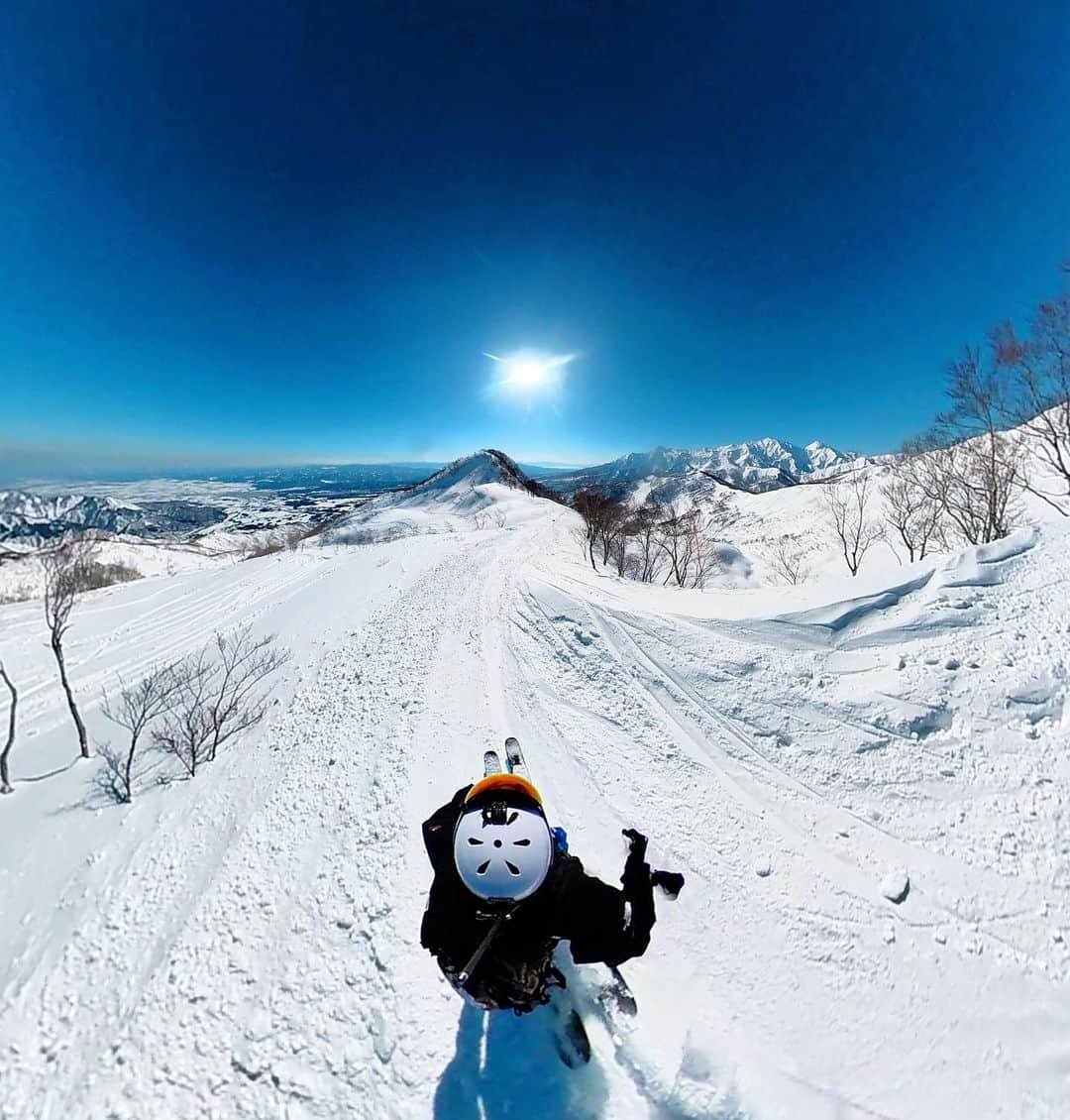 DJ HALのインスタグラム：「20023/2/6 @lottearairesort  天気は最高！ 前日雪が降ったので早朝ハイクして 山頂へ ストック忘れる🥲  30秒位だけパウダー頂きました🙏🏾  #powder #armadaskis」