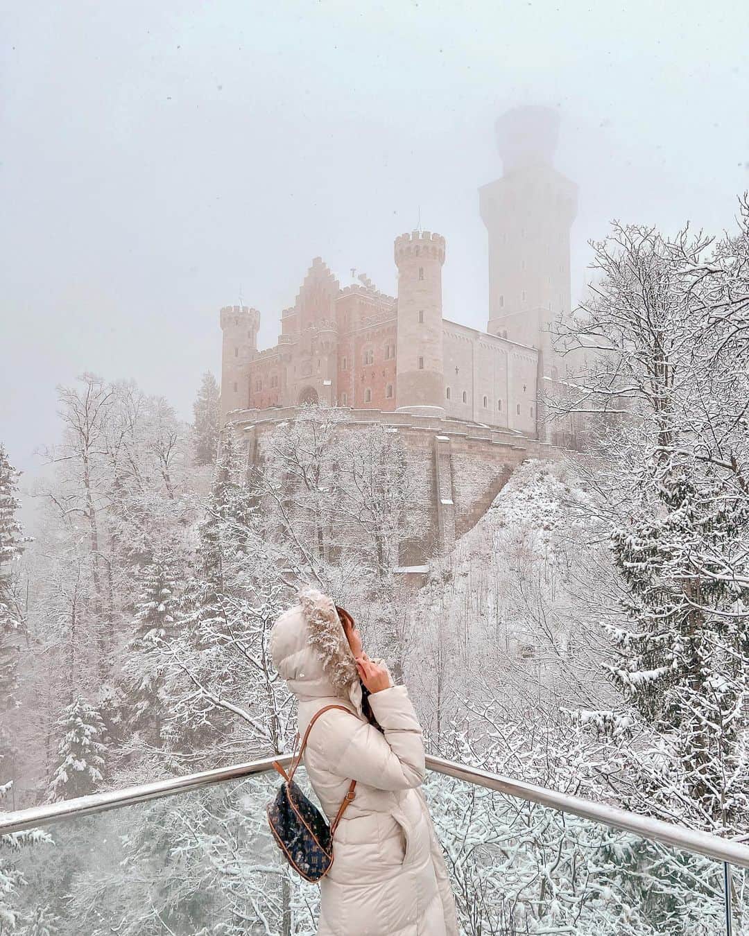 NakamuraYukiのインスタグラム：「⁡ ⁡ ⁡ 東京も初雪ですね〜☃️❄️ ⁡ そんな今日は真っ白な雪の写真で ノイシュバンシュタイン城です🤍🤍🤍 ⁡ 雪と霧で肝心なお城の外観が ほとんど見れなかったけれど🏰 ⁡ シンデレラ城のモデルになったと、 有名なお城なんです🐭❤︎ ⁡ お城の中もツアーで見て周りましたが 内観もすっごいの。中の写真は一切NGのため 撮れなかったので見せれなくて残念。。 ですが、行く機会のある人は、 ぜひツアーを組んでみて下さいね♪ ⁡ ⁡ ⁡ __________________________ ⁡ 🇩🇪Germany 📍#schlossneuschwanstein  🗓2022.12.03-12.13 __________________________ ⁡ #yukis_inGermany #旅行 #カメラ女子 #女子カメラ #海外旅行 #shien #shienofficial #シーン#プチプラコーデ#プチプラファッション #旅コーデ#ドイツ#ドイツ旅行 #Germany#germanytourism #germanytravel #germanytrip #germany🇩🇪 #お城巡り #ノイシュバンシュタイン城 #お城好き #ドイツ観光」