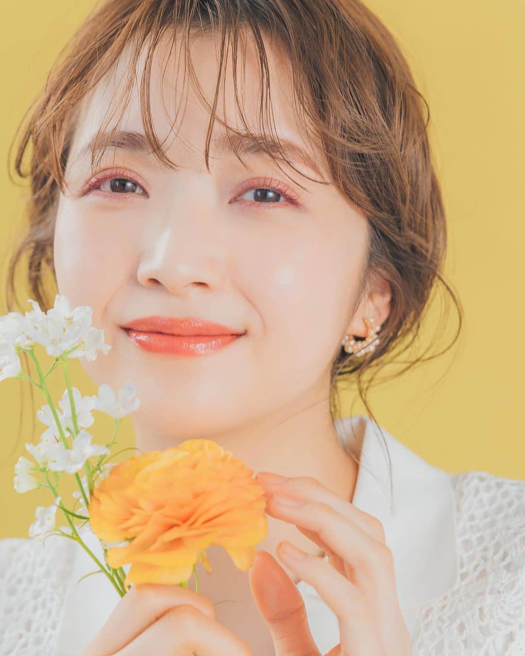 佐藤優津季のインスタグラム：「@opera_cosmeticsのアイライナー、リップ、マスカラから春にピッタリの限定カラーが2/15に発売✨ ． マスカラはブラウン一択！だったけど、カラーマスカラやっぱり可愛い😶‍🌫️目元にカラーが入るだけで多幸感が一気に増す🫥🫥 特に103 ペタルピンク！甘くなり過ぎず使い易くてタイプだった😍（白みのピンクだからかな？） シンプルな白ブラウスに合わせたい😙とデニム！ これだけで定番コーデもガラッと雰囲気変わりそう🤭💭 この春はメイクでも服の印象変えられるようになりたいなぁ‍❤️‍🔥 #オペラスプリングコレクション2023 #カラーマスカラ #カラーアイライナー #リップティント #ad」