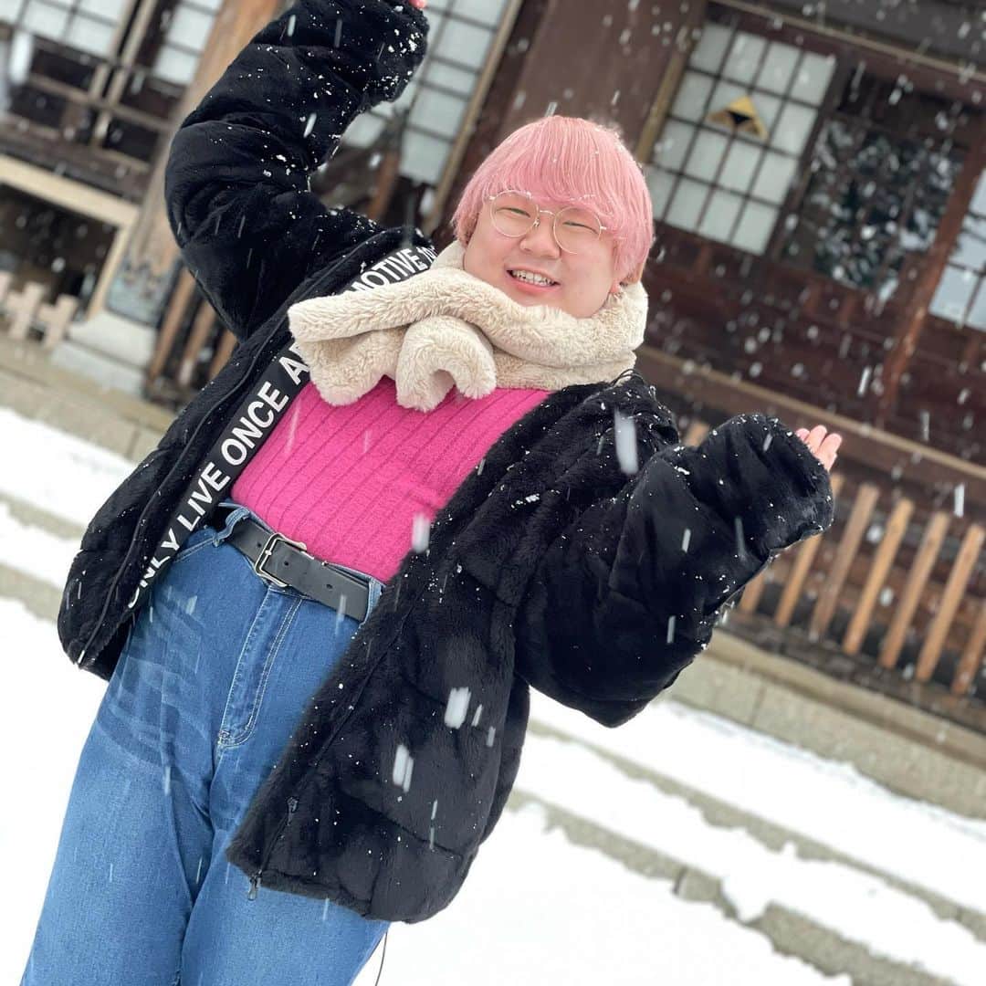 コバにゃんのインスタグラム：「雪❄️  #ホワイトピンク #ピンクカラー #冬コーデ #冬服コーデ #雪 #雪景色」