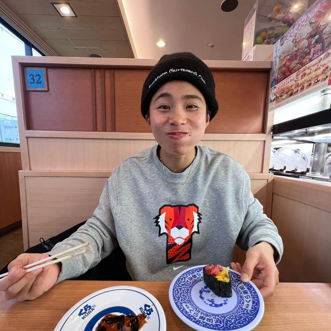 田中美南のインスタグラム：「🍣 今日はいつもお世話になってるくら寿司さんへ。 パトロールもかねてお店で食べてきました🫡  店舗ならではのメニューも食べれて やっぱり美味しかった✨ #お家でくら寿司 もおすすめなのでぜひ食べてください！  みんなで回転寿司業界盛り上げていきましょう✌︎✌︎  #inac #女子サッカー #田中美南 #nike #くら寿司 #お家でくら寿司」