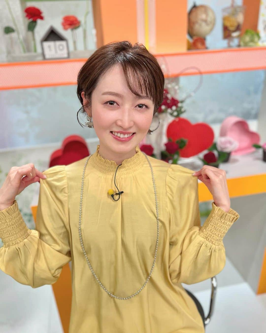 松田愛里のインスタグラム：「衣装が だんだんと、 春らしく🌸💐  今週もevery.フライデー📺ありがとうございました！ 毎週オープニングで出している、 出演者それぞれのキャッチコピーにも ぜひ注目してご覧ください♪  今週は...  松田「ヨガなのに筋肉痛」  リラックスするはずが、 頑張りすぎて筋肉痛になりました笑  ヘアメイク＆撮影　@_____aki_hairmake  衣装協力　@jeansfactory_takamatsu   #オープニングで下手なヨガポーズしました  #春コーデ #イエローコーデ #西日本放送 #everyフライデー #アナウンサー #アナウンサー衣装 #ショートヘア」