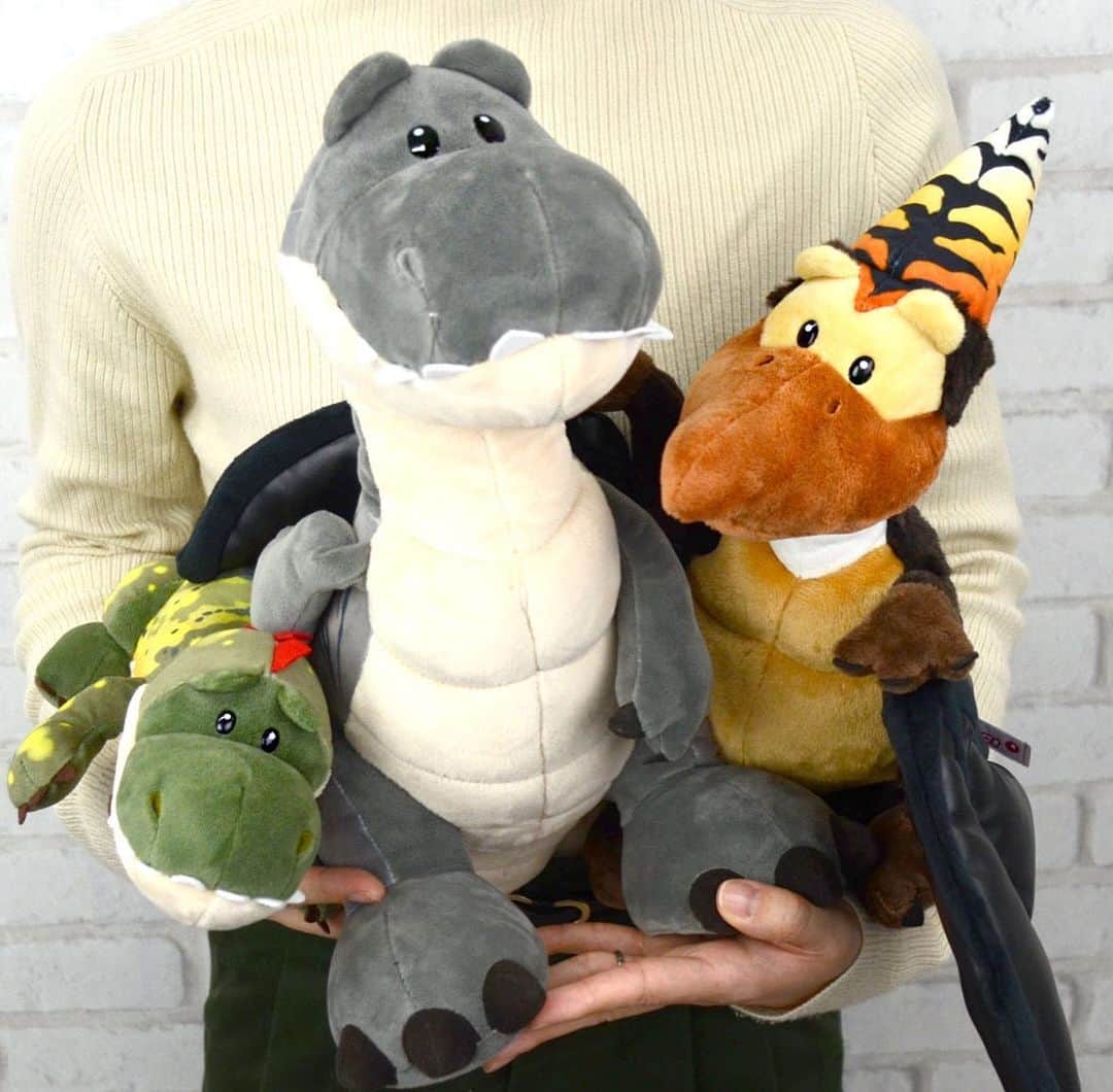 NICI JAPANのインスタグラム：「. . ＼3月新商品の先行予約スタート！／  【 Dinos 】 久々の新登場！恐竜シリーズ🦖🦕✨ 今回は、トニー・レックス、鳥獣オルニー、ステゴサウルスのフォシリーの３種類！ 恐竜のタマゴのキーリングは、ファスナーを開けると...🤭💖 マグネットやクッションなどの雑貨も登場します！  このシリーズは、ペットボトルを再利用したリサイクルPET素材で作られた、環境にやさしくサスティナブルなぬいぐるみです🌱   【先行予約対象店舗】  @entresquare  【先行予約特典】 先行予約で新商品をご購入いただいた方には、特典で、オリジナルポストカードをプレゼントいたします！ （1回のご購入につき、１セット差し上げます。）  【先行予約受付期間】 2023年2月10日(金)18：00〜 2023年2月16日(木)23：59まで 2023年2月21日(火)より順次出荷開始  #nici #ニキ #ぬいぐるみ #恐竜  #ダイナソー #dinosaur #サステナブル #sdgs」