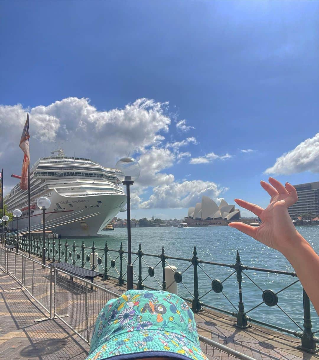 西口真央のインスタグラム：「オペラハウスの真横を通るために船でManly beachへ🚢🫰 陸地から見る姿とはまた違ってとっても素敵！！！ またシドニー行ったときは乗りたいな！！！  #operahouse #sydney」