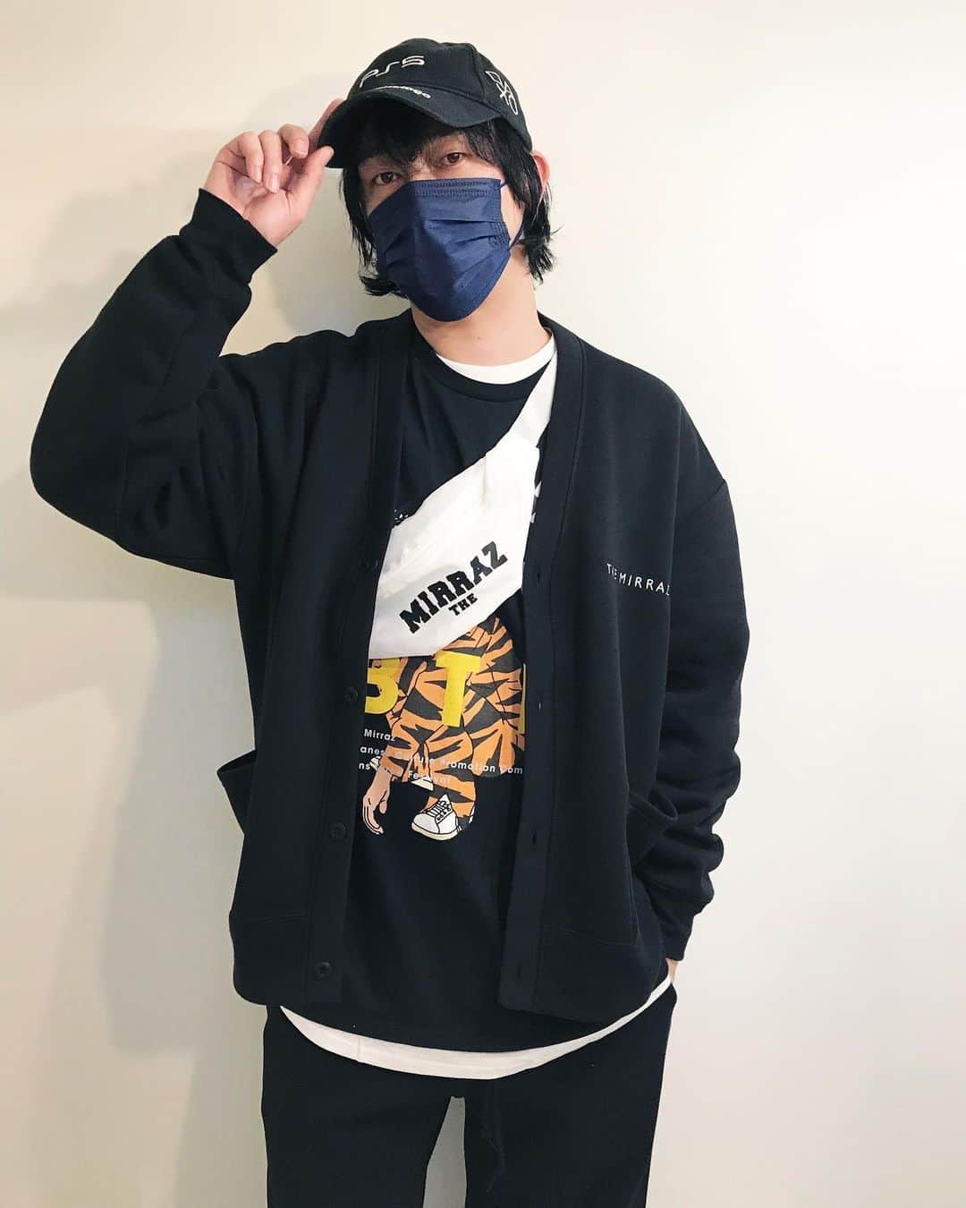 のインスタグラム：「グッズの着画アップしたのでキノスクを見てね！今回は初のカーディガンが気に入ってます。MA-1もすごくいい感じです。ポーチとパンツはずっと自分が使いたくて探してた感じで嬉しい。Tシャツ とクッキー缶はイラストも頑張って描いたんで気に入ってくれると嬉しいです。ニットキャップとネックウォーマーはシンプルに使いやすいんでオススメです！髪の毛黒に戻しました。地毛の黒はもしかしたら高校生以来とかな気がする…。ではまた！」