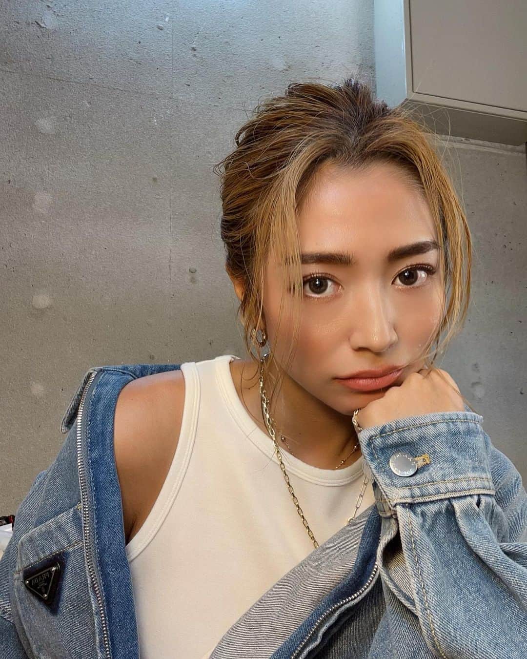 今井華のインスタグラム：「4枚目???  さすがに今日のootdではないw 東京でさえ雪ですもん🌬️ ちょっと撮影でした📸  hair&make @kobatoshino」