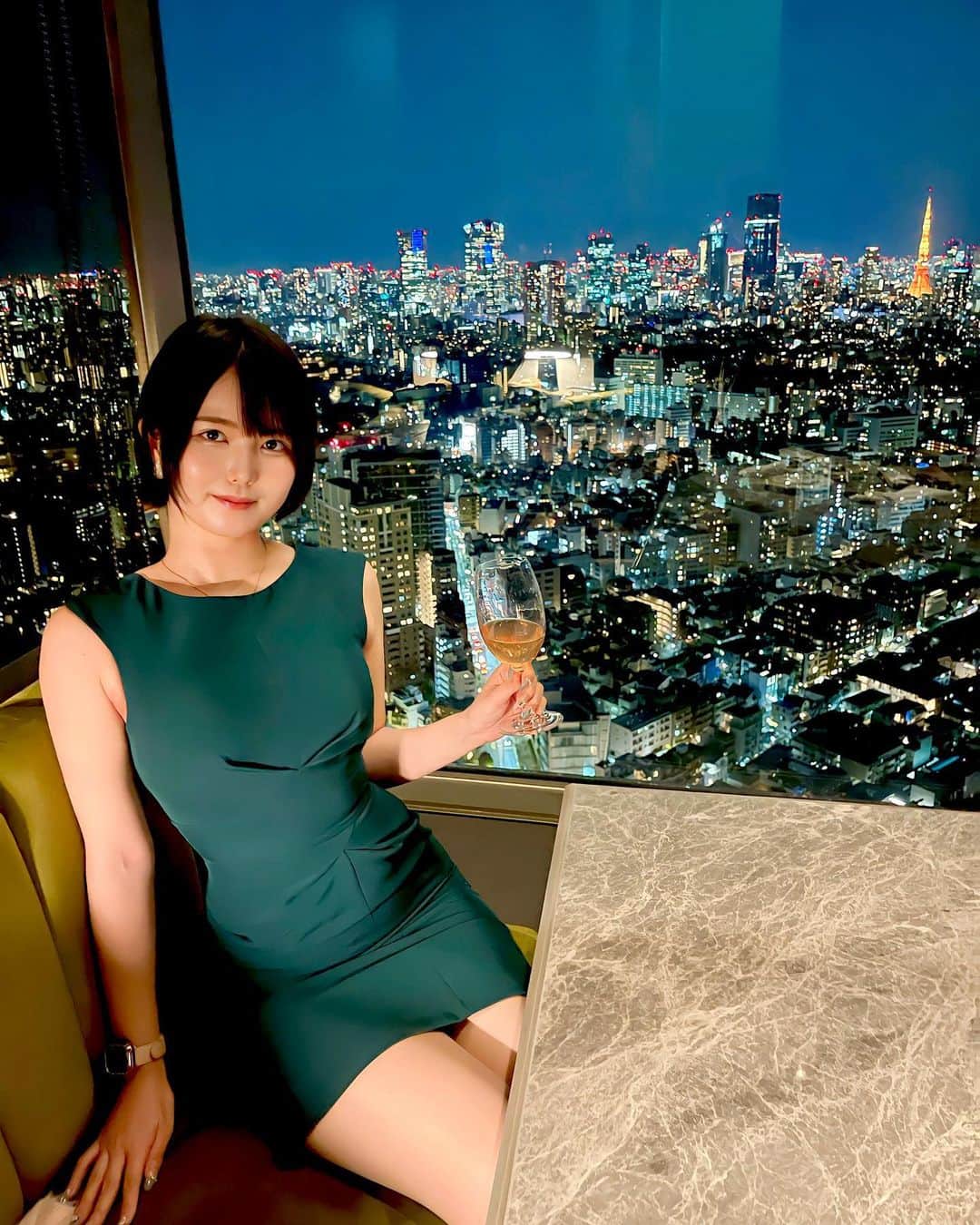 九条ねぎ あぴるのインスタグラム：「恵比寿ガーデンプレイス39階にある素敵なレストランで女子会をしたよ💖 @longraintokyo   オーストラリア発のタイ料理レストラン 東京の綺麗な夜景を見ながら美味しい食事とお酒で素敵な時間を過ごせました☺️✨  写真を撮り忘れちゃったのだけど、デザートで食べた、タロイモのケーキもすっごく美味しかった😍💖  If you are looking for restaurants with beautiful night view and delicious food in Tokyo  I recommend @longraintokyo located on the 39th floor of the Yebisu Garden Place Building.✨  #tokyo #japan #japantrip #ebisu #恵比寿　#女子会　#夜景」