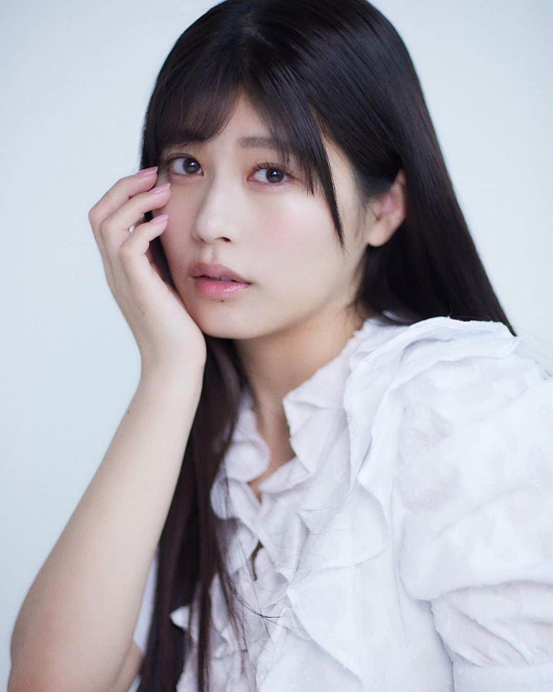 のインスタグラム：「宣材写真他のカットも🕊️  どれが好きかな◡̈♡  #ちとせよしの #宣材写真 #portrait #ナチュラルメイク #ブルベメイク #snidel」