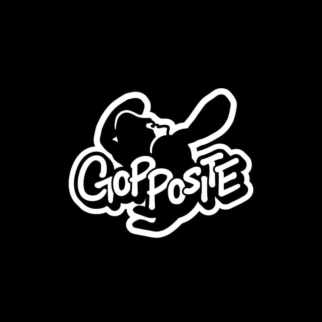 のインスタグラム：「GOPPOSITEの文字は何度も書いて それをもとに一文字ずつ組み合わせて 作ってもらいました！  慣れない筆記体でかいたり、 可愛い丸文字でかいたり、 勢いよくかいたり… 書きすぎてどれがいいのかわからなくなったりもしましたが、 最終理想の形が出来てよかったです！  そして、 キャラデザイン、缶バッジのイラストは、 イラストレーターの 東郷建峰さんに いくつか描いてもらい、 チームで話し合いながら 一緒に作り上げた お気に入りのゴリラです！！！  そして Tシャツやパーカーは 色などを みなさんにカスタムしてもらうことで それぞれお気に入りのものを作って 長く着てもらいたいなという思いです。  そしてなんと今回は発売記念として、 先着限定の特典として30名様に サイン入りチェキをプレゼントします‼︎‼︎  また先着にもれた 皆さまにも僕からのお礼も込めて 今回お買い上げ頂いた方に全員に 『缶バッチ』をプレゼントします！  たくさんの方からご注文頂き とても嬉しい限りです。  #GOPPOSITE #ゴポジット #TRES #トレス #購入先着30名 #サイン入りチェキ #全員に缶バッチプレゼント #たくさんのご注文ありがとうございます」
